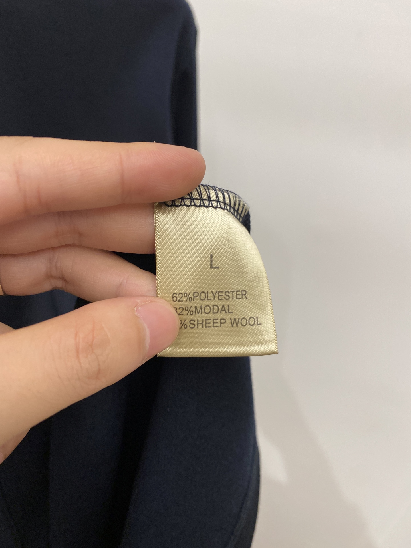 爱*、2026新品长袖，时尚帅气，简约百搭款，胸前刺绣装饰字母logo，定制原版面料，不仅挺括，保持潮流的廓形，又穿着舒
