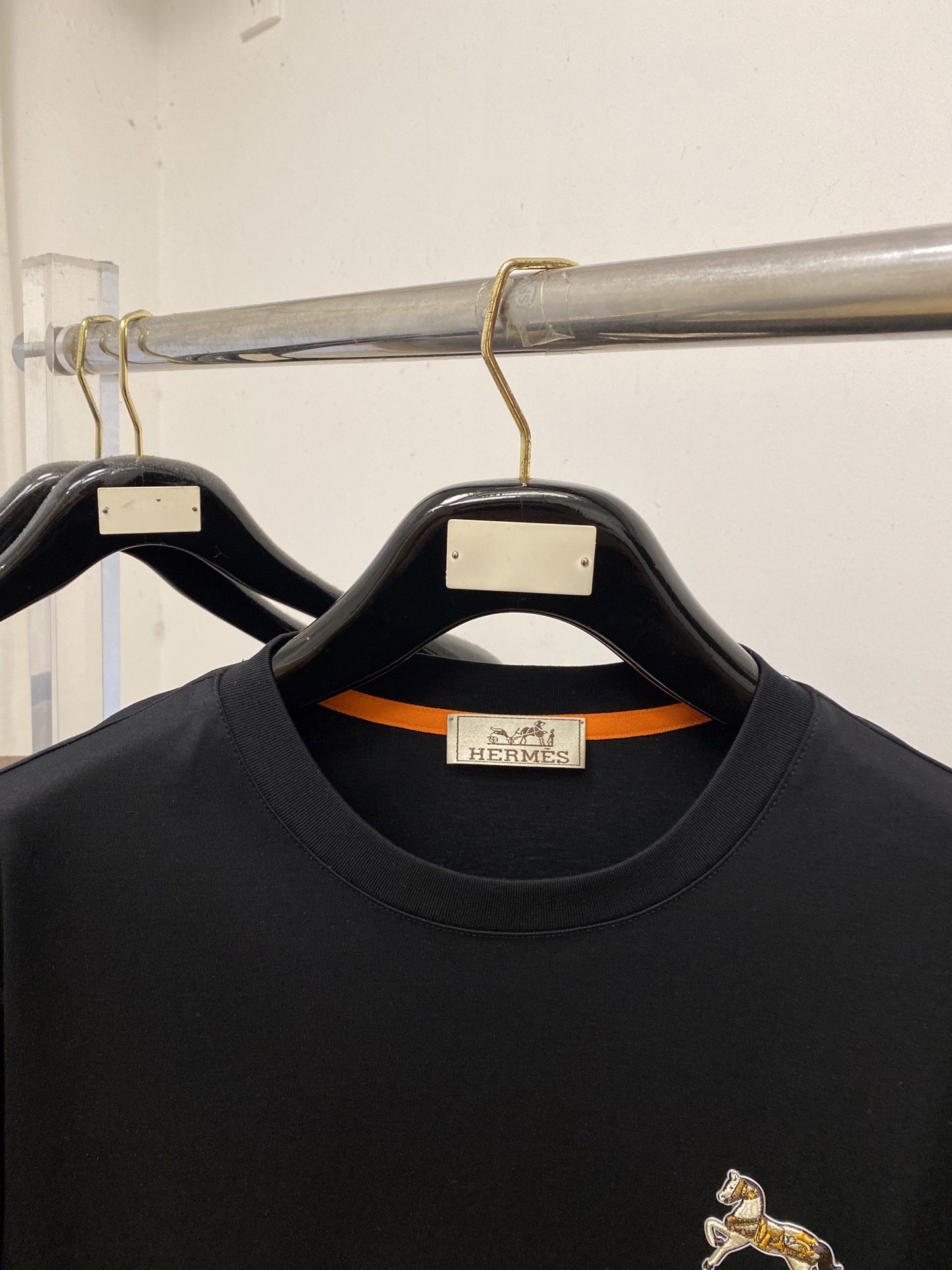 爱*、2026新品长袖，时尚帅气，简约百搭款，胸前刺绣装饰图案logo，定制原版面料，不仅挺括，保持潮流的廓形，又穿着舒
