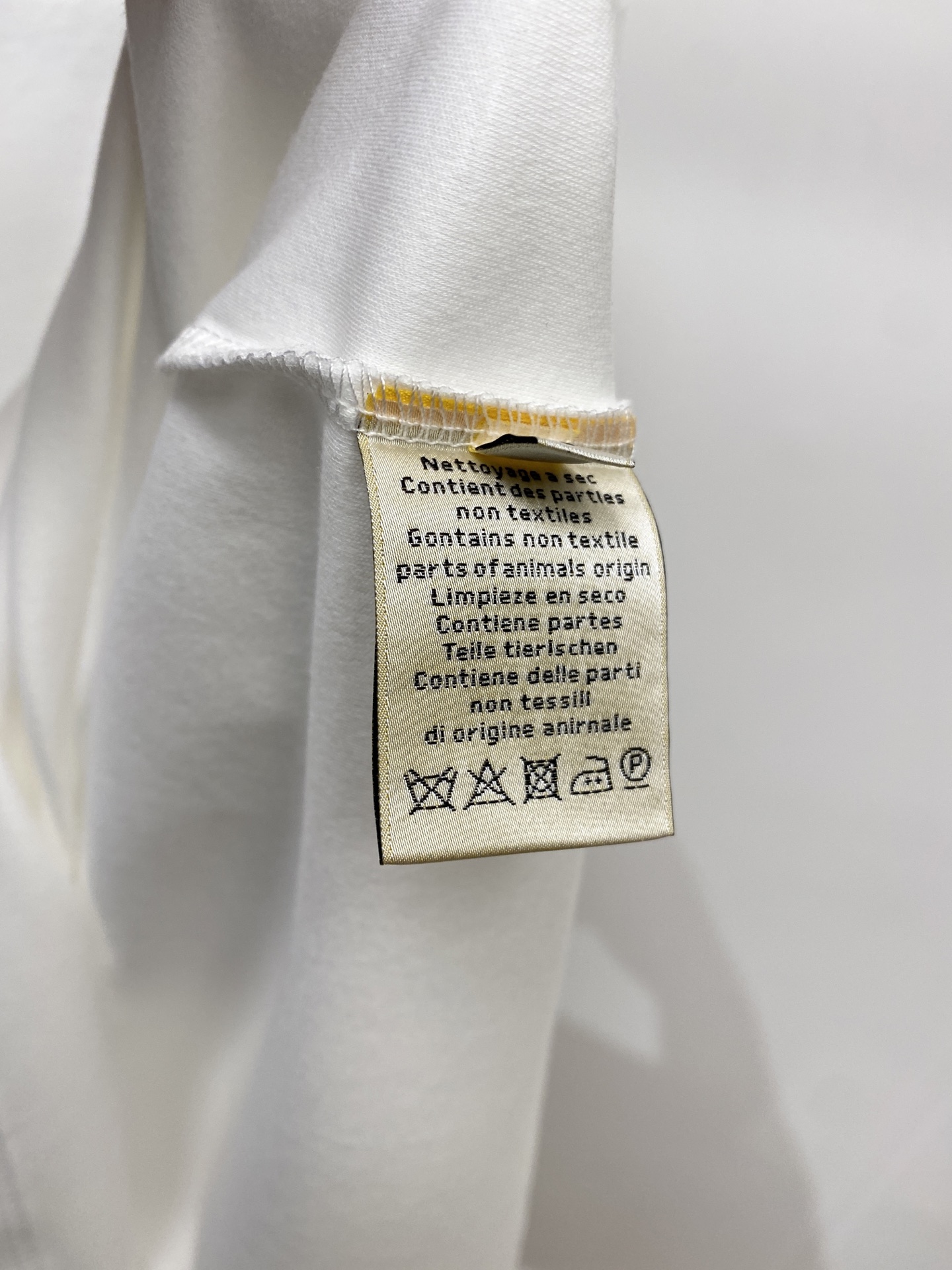 爱*、2026新品长袖，时尚帅气，简约百搭款，胸前刺绣装饰图案logo，定制原版面料，不仅挺括，保持潮流的廓形，又穿着舒