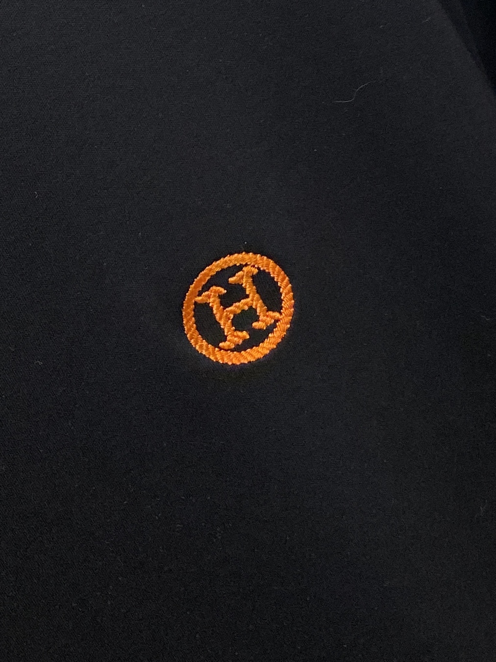 爱*、2026新品长袖，时尚帅气，简约百搭款，胸前精致刺绣字母logo，定制原版面料，不仅挺括，保持潮流的廓形，又穿着舒
