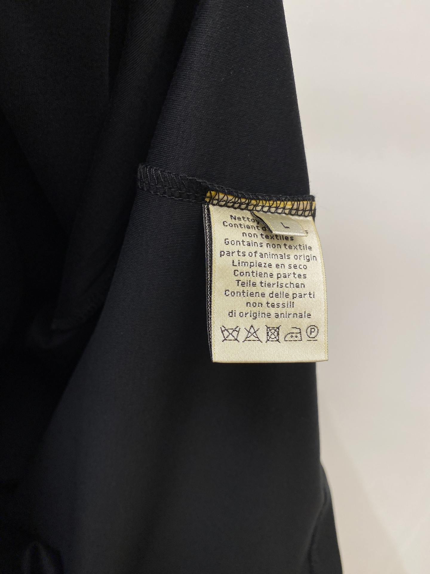 爱*、2026新品长袖，时尚帅气，简约百搭款，胸前精致刺绣字母logo，定制原版面料，不仅挺括，保持潮流的廓形，又穿着舒