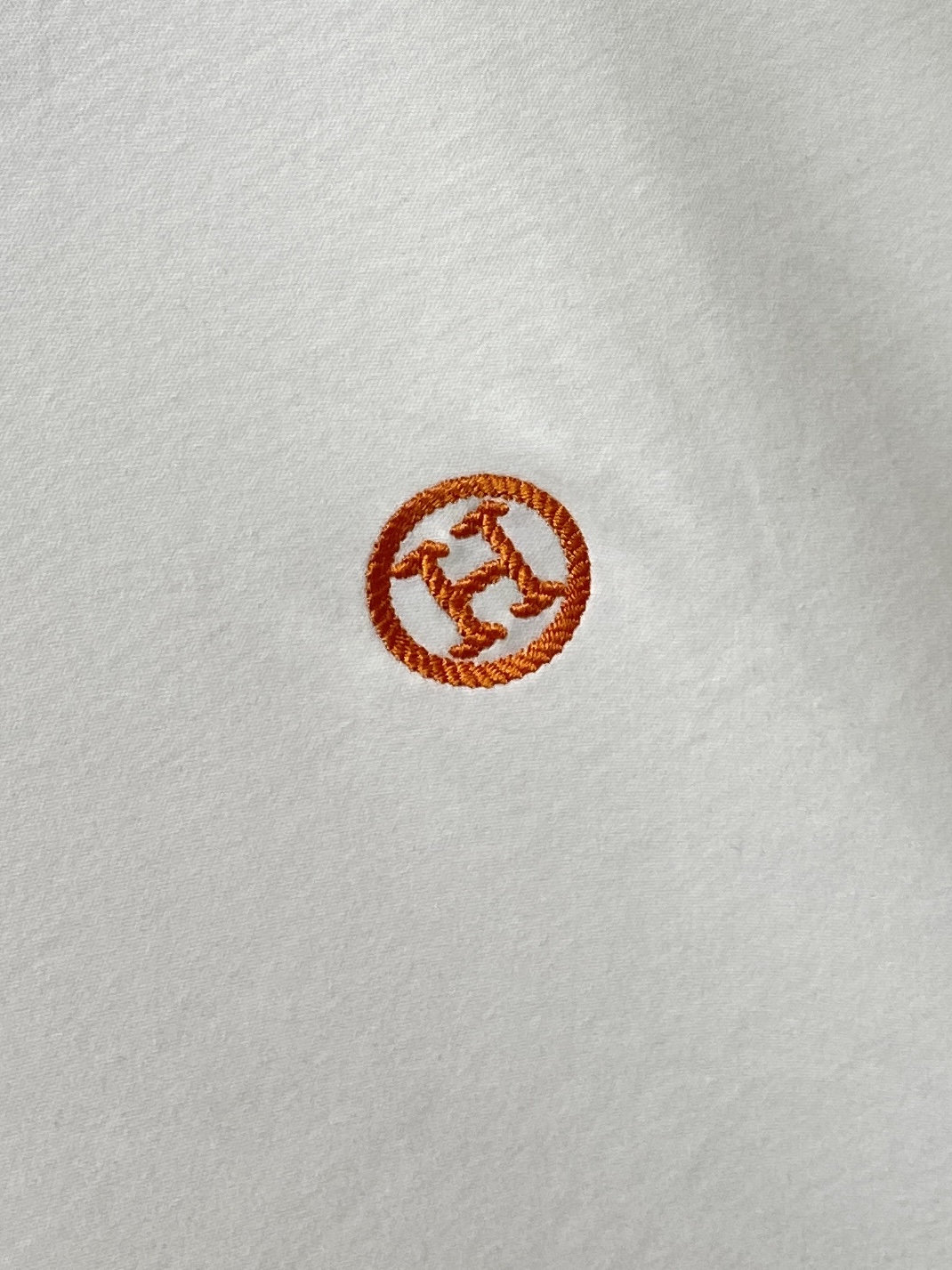 爱*、2026新品长袖，时尚帅气，简约百搭款，胸前精致刺绣字母logo，定制原版面料，不仅挺括，保持潮流的廓形，又穿着舒
