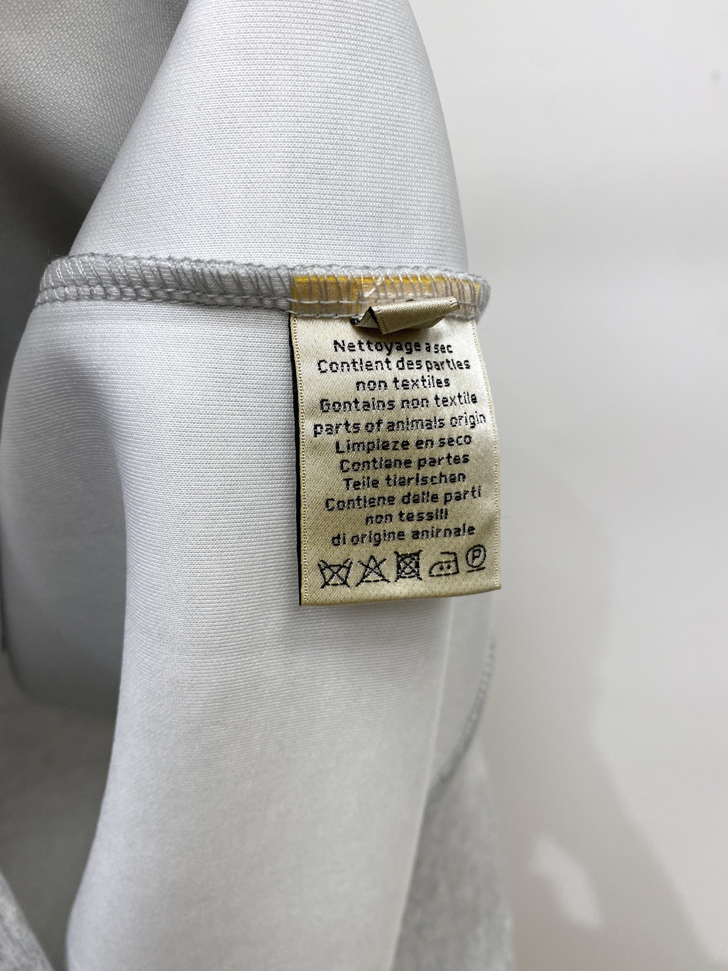 爱*、2026新品卫衣，时尚帅气，简约百搭款，胸前刺绣装饰字母logo，定制原版面料，不仅挺括，保持潮流的廓形，又穿着舒