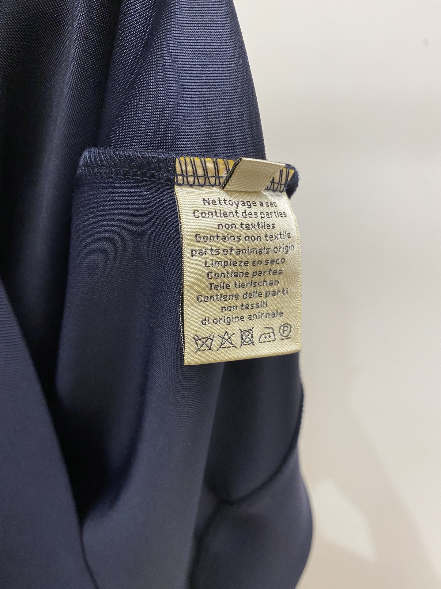 爱*、2026新品卫衣，时尚帅气，简约百搭款，胸前精致刺绣装饰图案logo，定制原版面料，不仅挺括，保持潮流的廓形，又穿