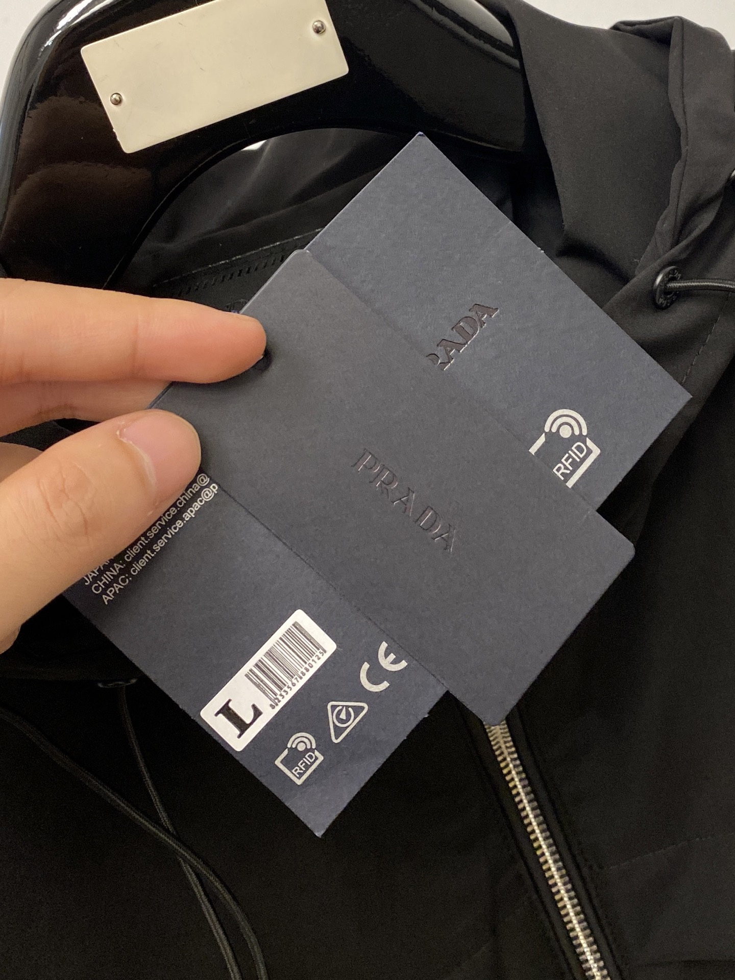 普*、2026新品夹克外套，时尚帅气，简约百搭款，胸前五金装饰三角标logo，定制原版面料，不仅挺括，保持潮流的廓形，又