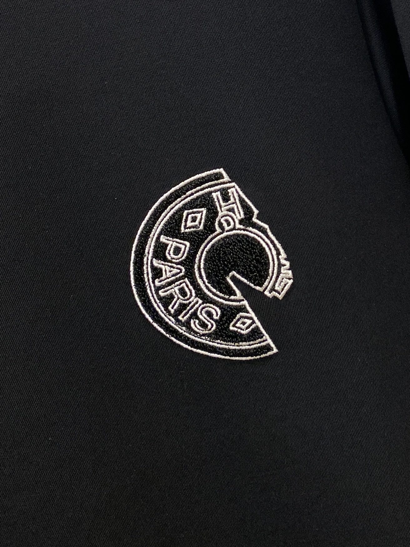 ￼ 爱*、2026新品卫衣，时尚帅气，简约百搭款，胸前精致刺绣字母logo，定制原版面料，不仅挺括，保持潮流的廓形，又穿