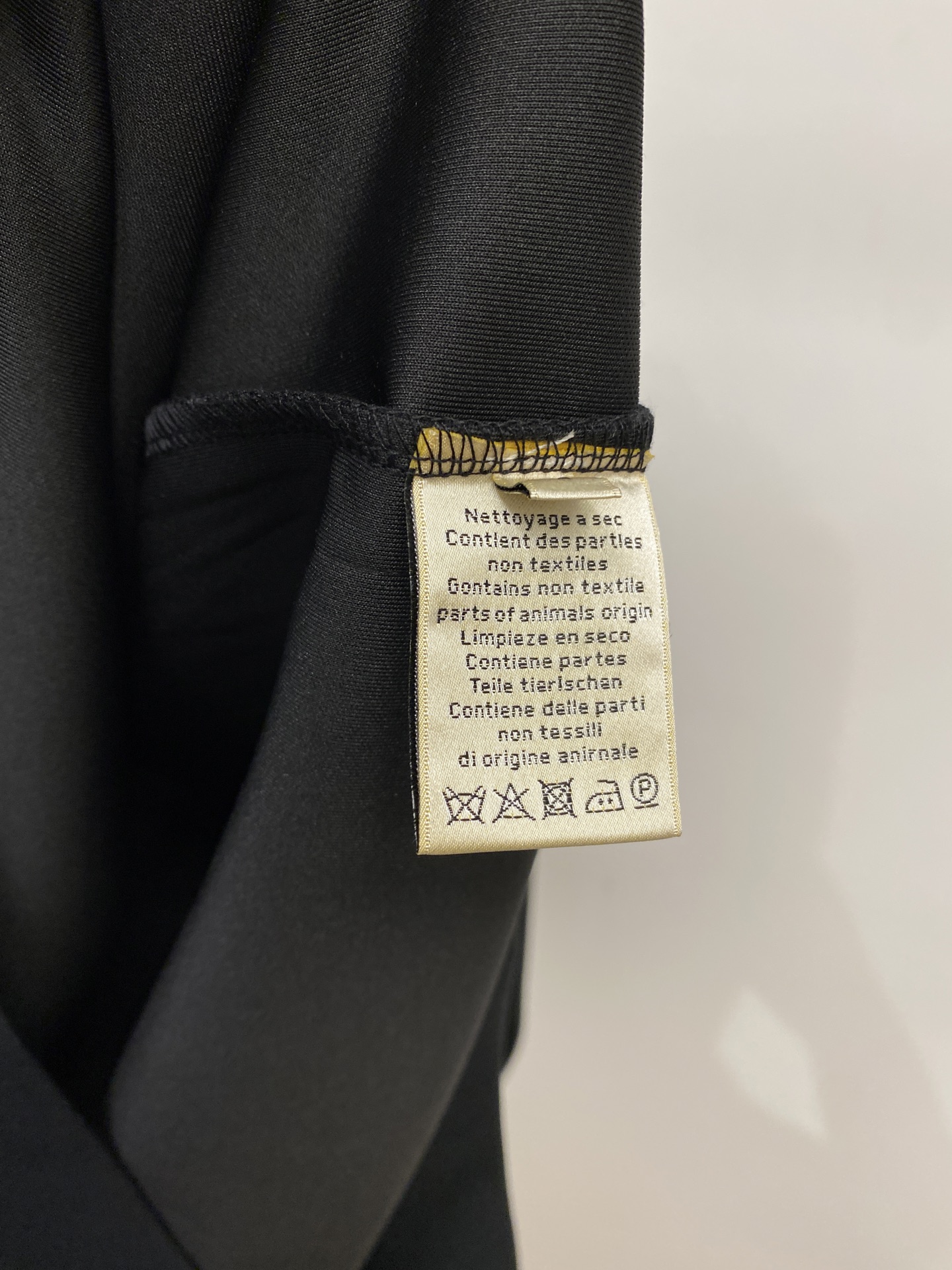 ￼ 爱*、2026新品卫衣，时尚帅气，简约百搭款，胸前精致刺绣字母logo，定制原版面料，不仅挺括，保持潮流的廓形，又穿