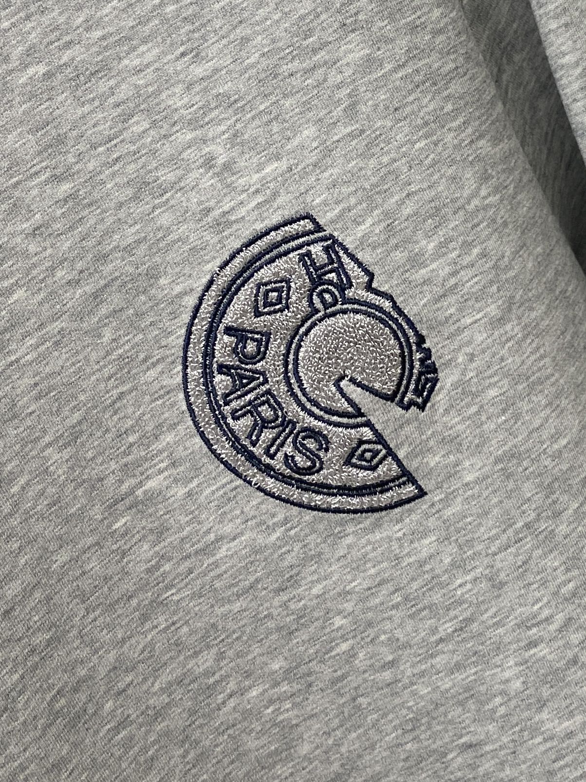 爱*、2026新品卫衣，时尚帅气，简约百搭款，胸前精致刺绣字母logo，定制原版面料，不仅挺括，保持潮流的廓形，又穿着舒