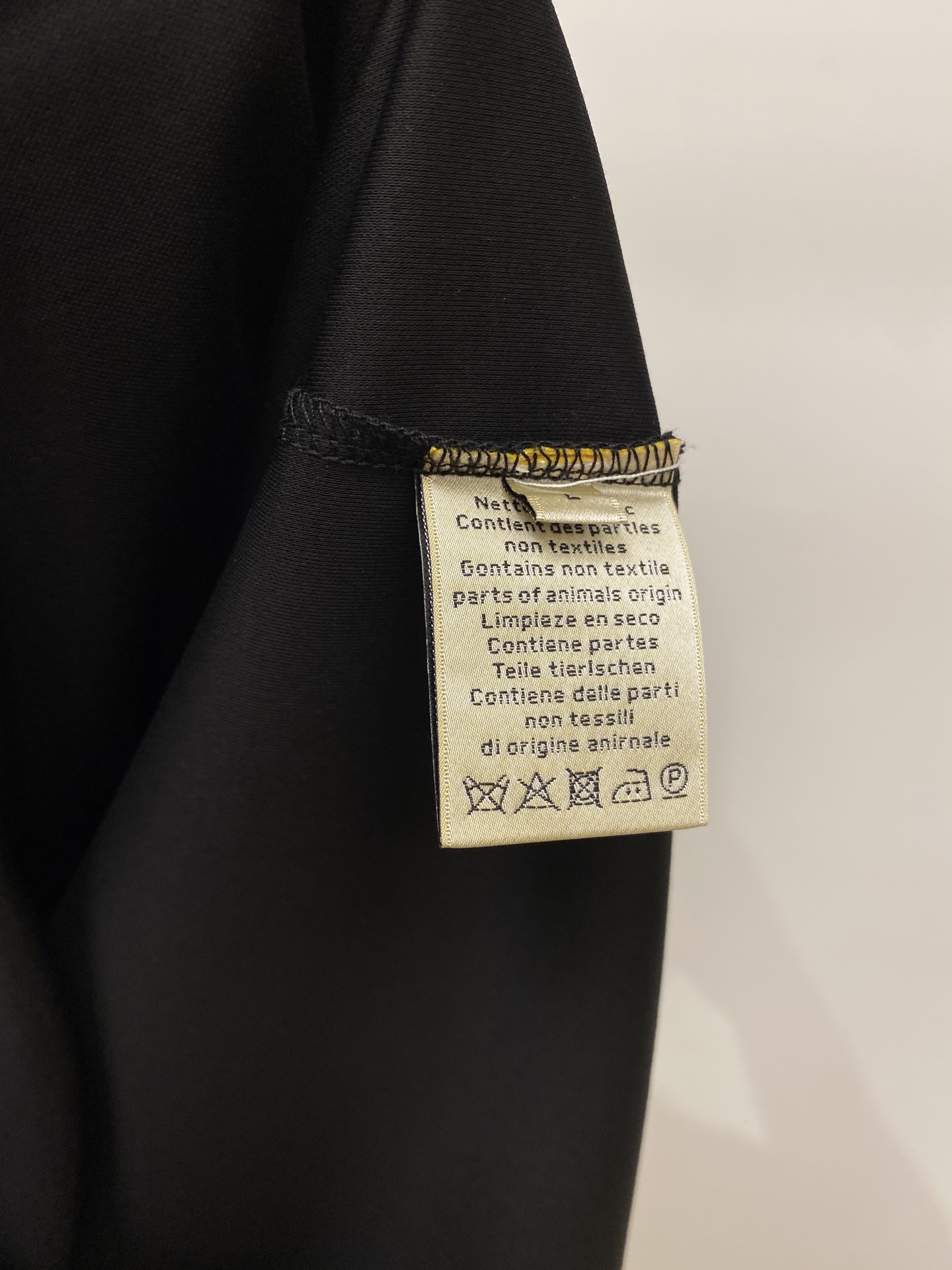 ￼ 爱*、2026新品长袖，时尚帅气，简约百搭款，胸前刺绣装饰字母，定制原版面料，不仅挺括，保持潮流的廓形，又穿着舒适，