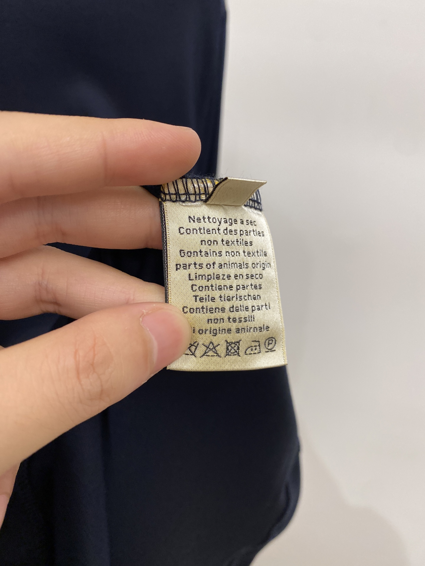 爱*、2026新品长袖，时尚帅气，简约百搭款，胸前刺绣装饰字母，定制原版面料，不仅挺括，保持潮流的廓形，又穿着舒适，纱织