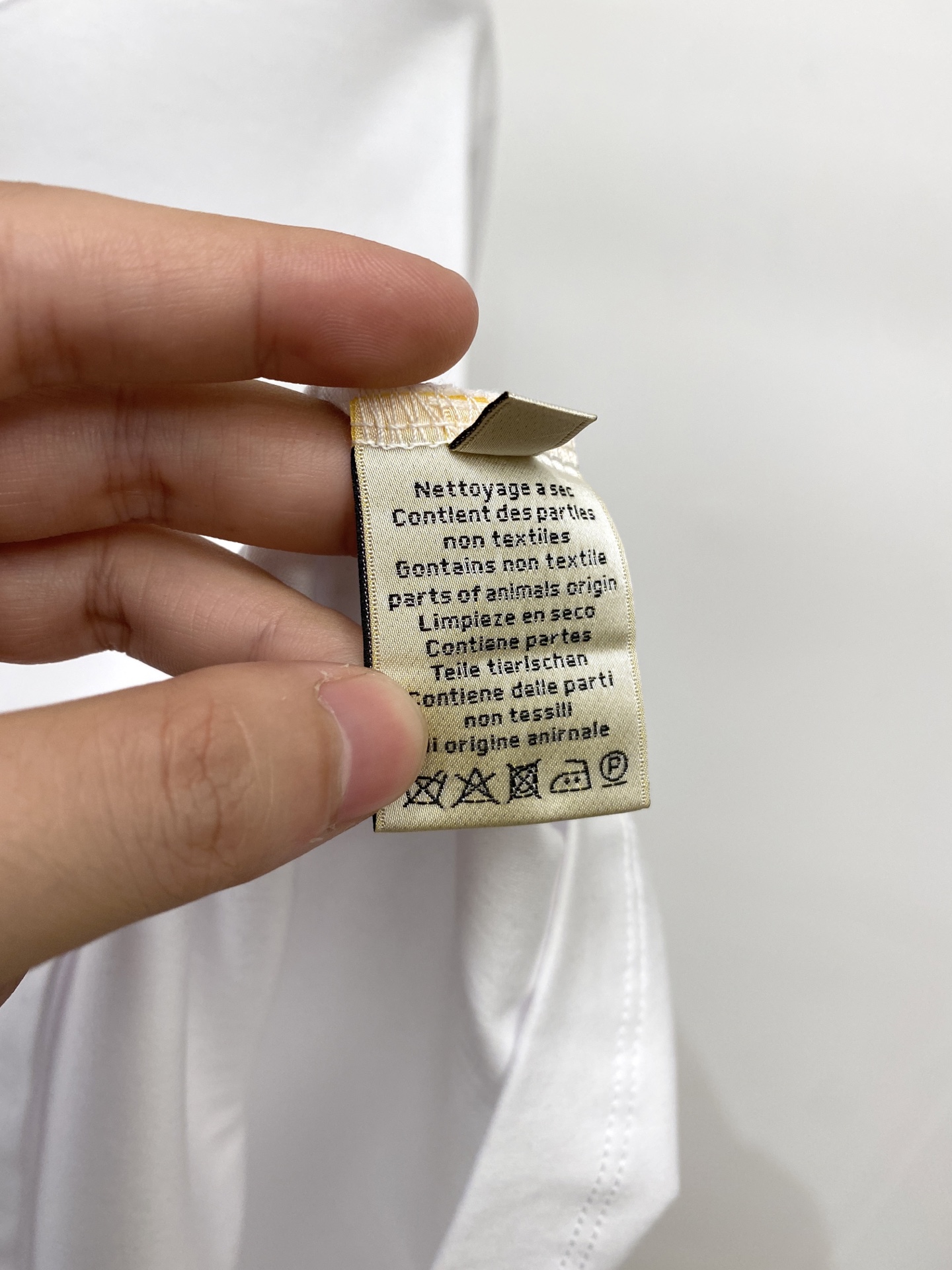 爱*、2026新品长袖，时尚帅气，简约百搭款，胸前刺绣装饰字母，定制原版面料，不仅挺括，保持潮流的廓形，又穿着舒适，纱织