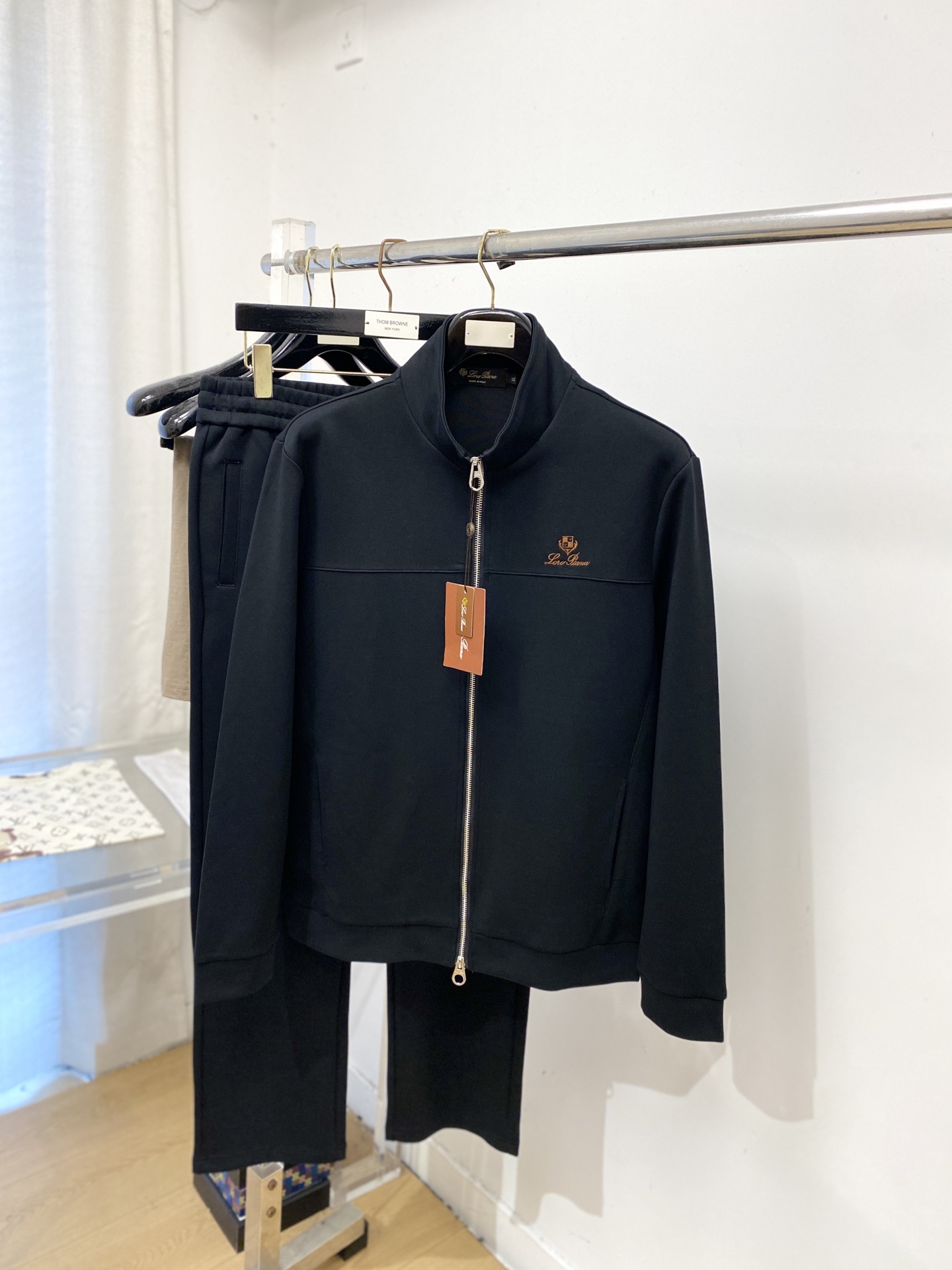 L*、2026最新品，时尚休闲套装，顶级原版面料打造，穿着舒适，吸湿性透气性都非常良好，色牢度超高！无论内搭还是外穿都非