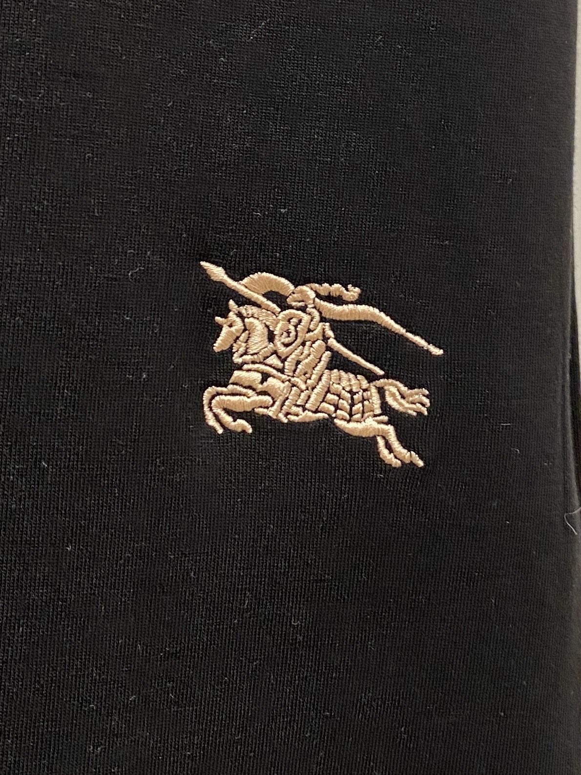 巴*、2026最新款短袖打底，帅气时尚，胸前精致刺绣字母logo，简约百搭款。面料棉 不仅挺括，保持潮流的廓形，又穿着舒