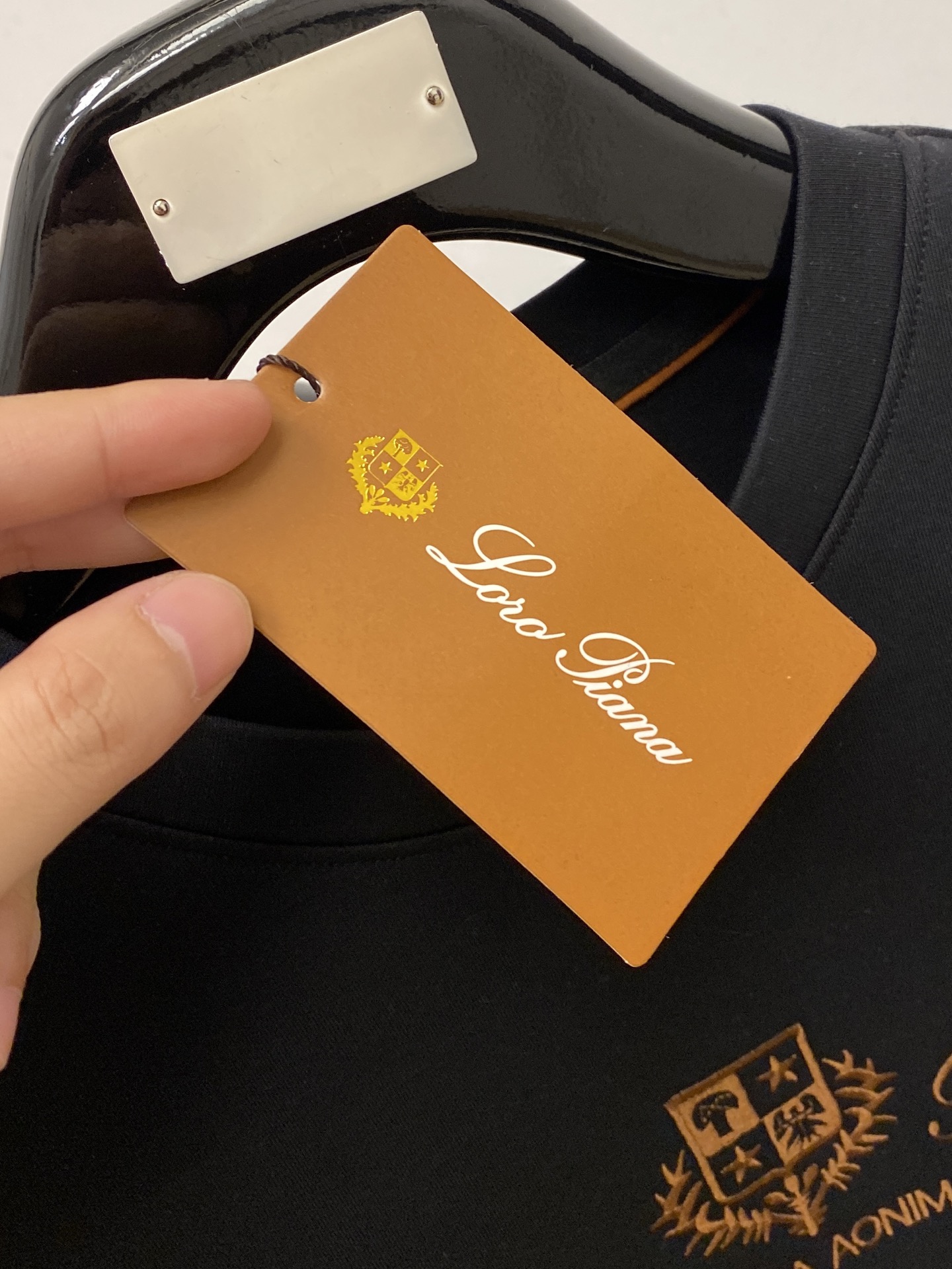 L*、2026新品长袖卫衣，时尚帅气，简约百搭款，胸前精致刺绣图案字母logo，定制原版面料，不仅挺括，保持潮流的廓形，