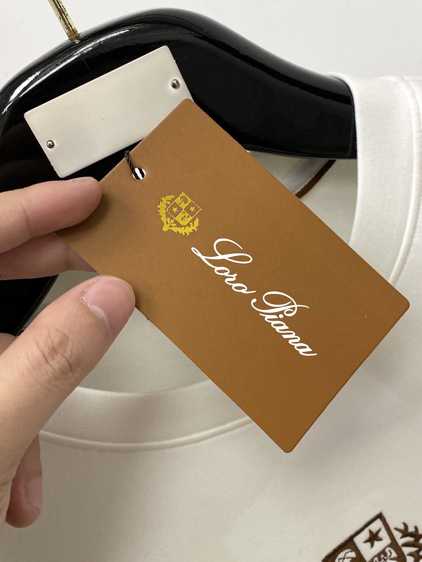 L*、2026新品长袖卫衣，时尚帅气，简约百搭款，胸前精致刺绣图案字母logo，定制原版面料，不仅挺括，保持潮流的廓形，