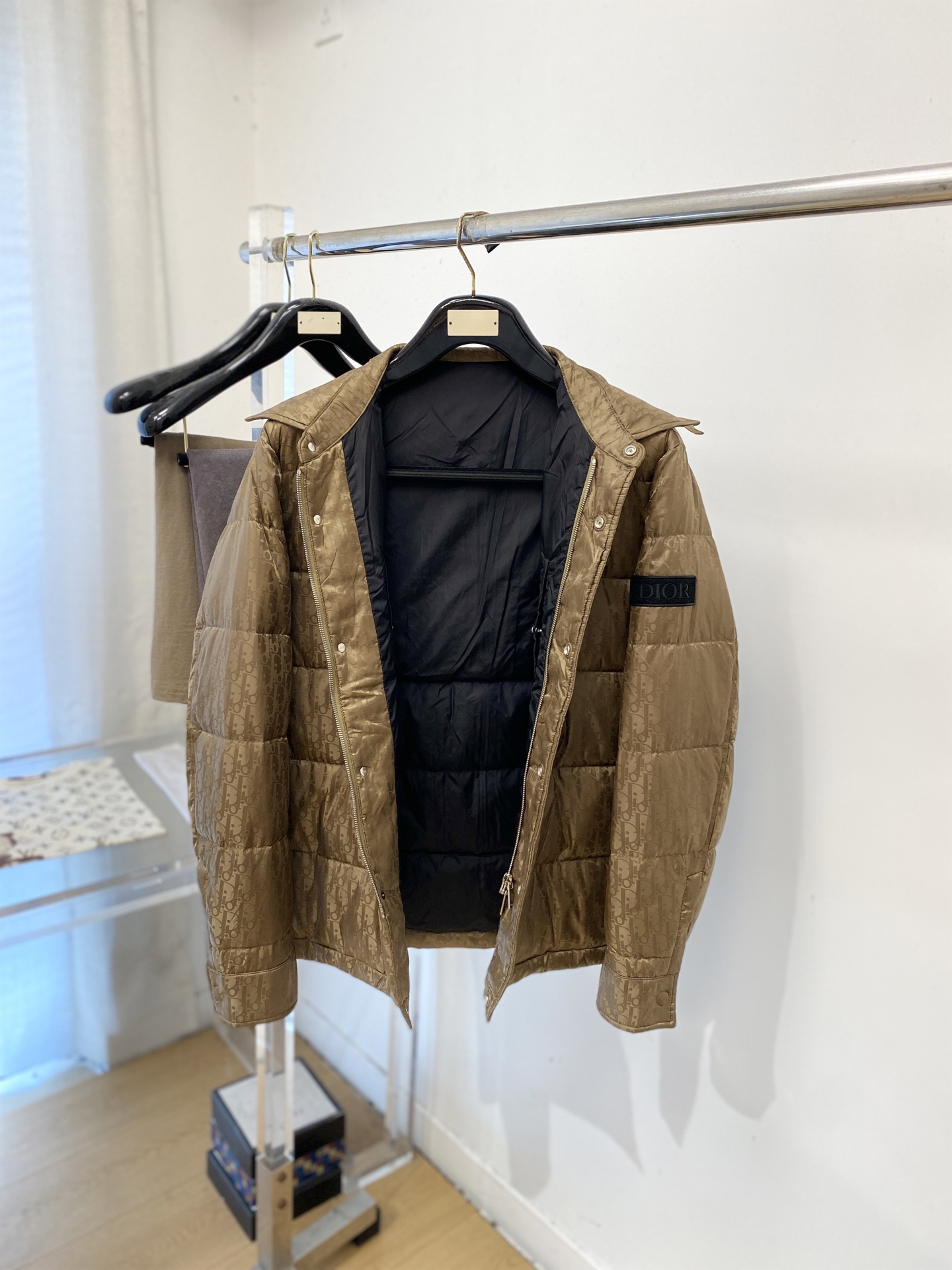 迪*、2026最新款男士羽绒服、面料柔软舒适 ．上身版型超赞 ．拉链．辅料都是客供 、进口面料，轻便舒适，保暖有型、简单