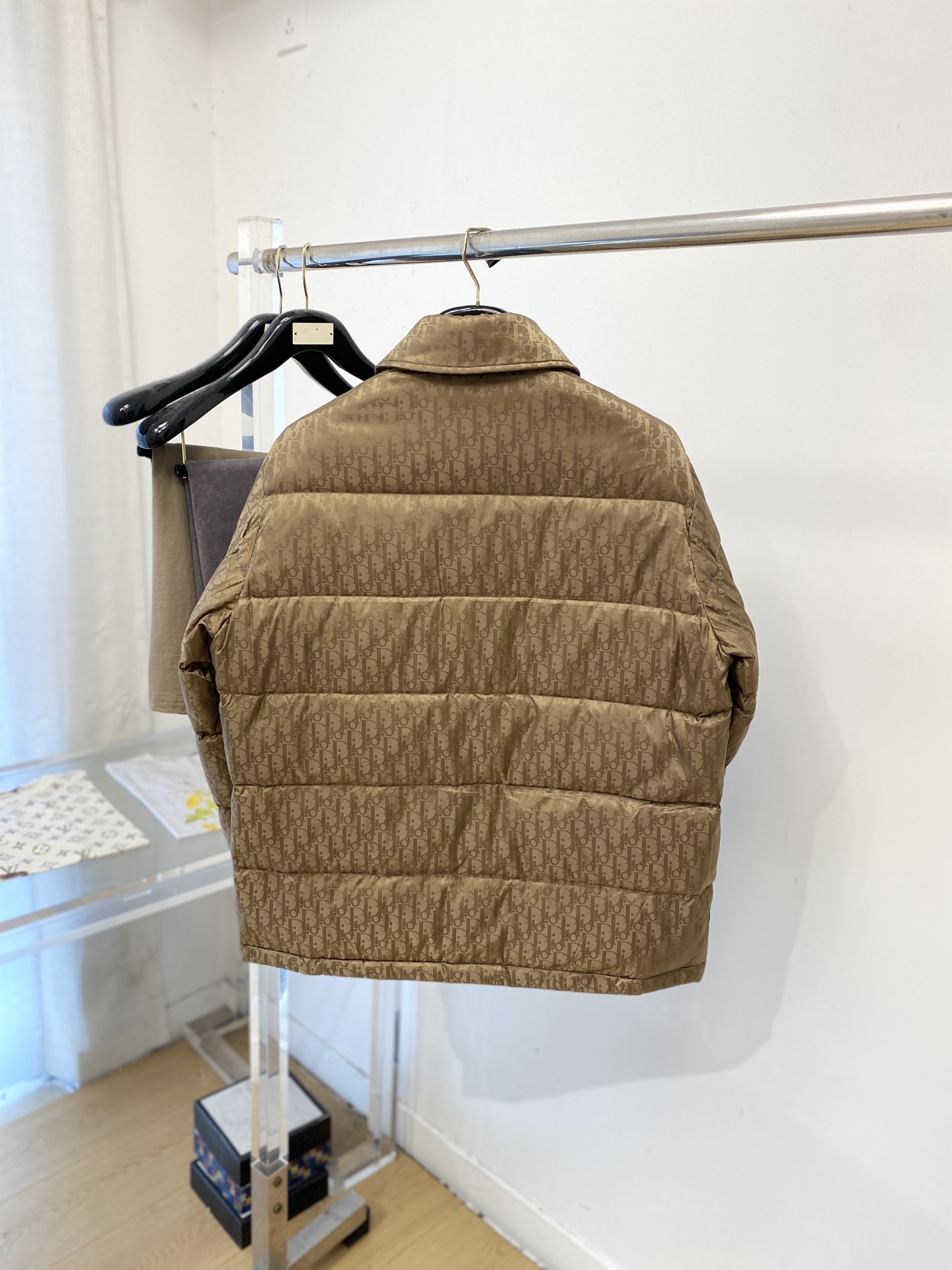 迪*、2026最新款男士羽绒服、面料柔软舒适 ．上身版型超赞 ．拉链．辅料都是客供 、进口面料，轻便舒适，保暖有型、简单