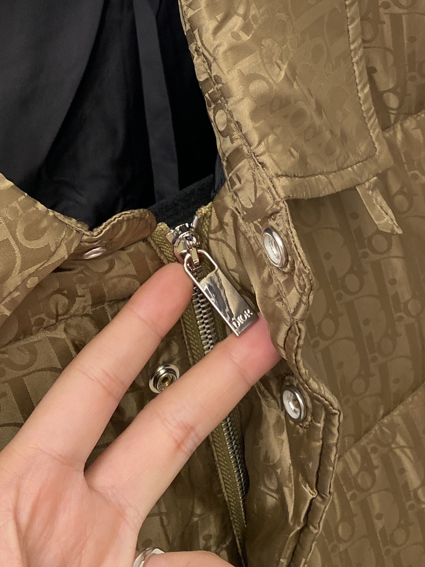 迪*、2026最新款男士羽绒服、面料柔软舒适 ．上身版型超赞 ．拉链．辅料都是客供 、进口面料，轻便舒适，保暖有型、简单