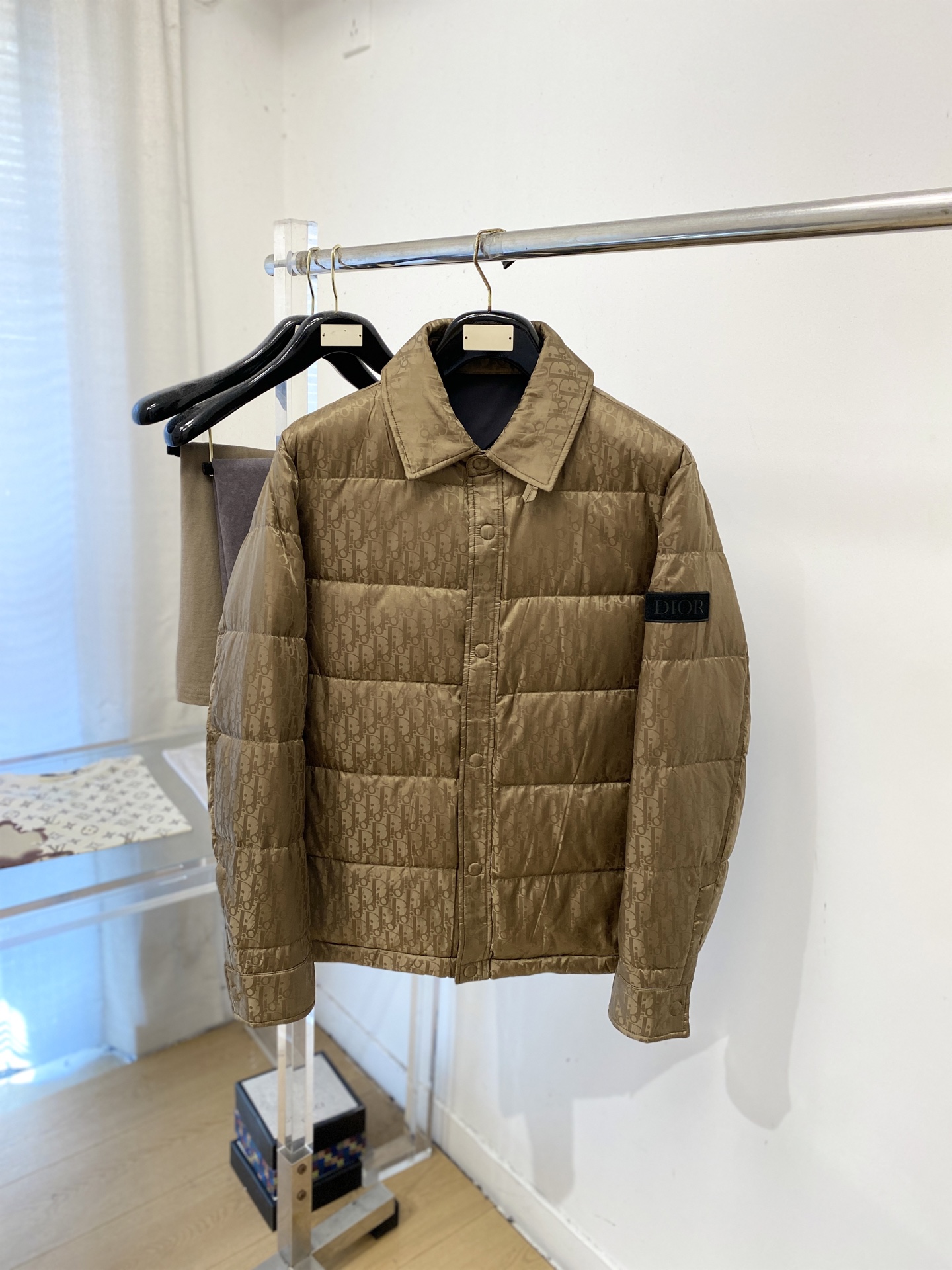 迪*、2026最新款男士羽绒服、面料柔软舒适 ．上身版型超赞 ．拉链．辅料都是客供 、进口面料，轻便舒适，保暖有型、简单