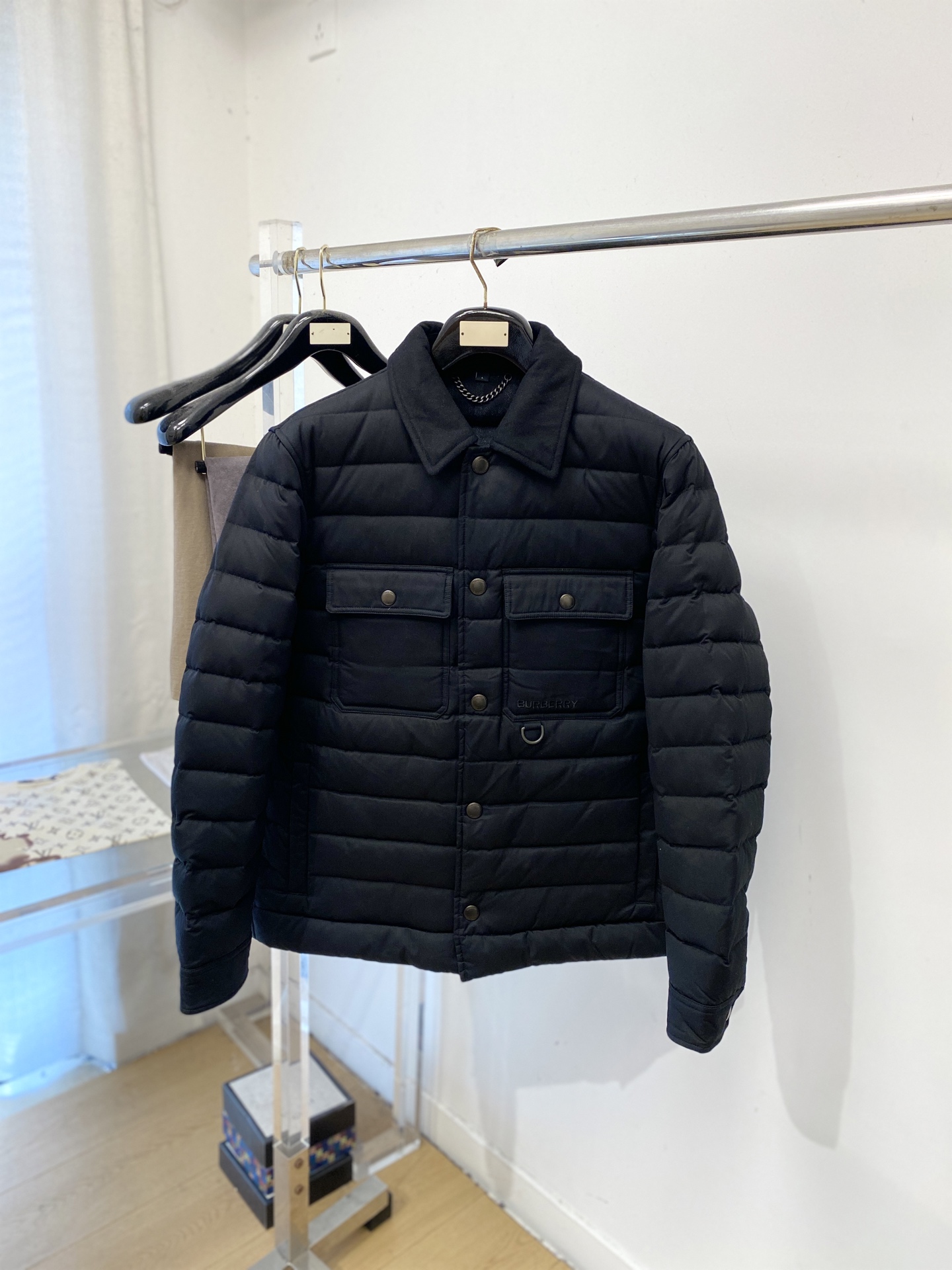 巴*、2026最新款男士羽绒服、面料柔软舒适 ．上身版型超赞 ．拉链．辅料都是客供 、进口面料，轻便舒适，保暖有型、简单