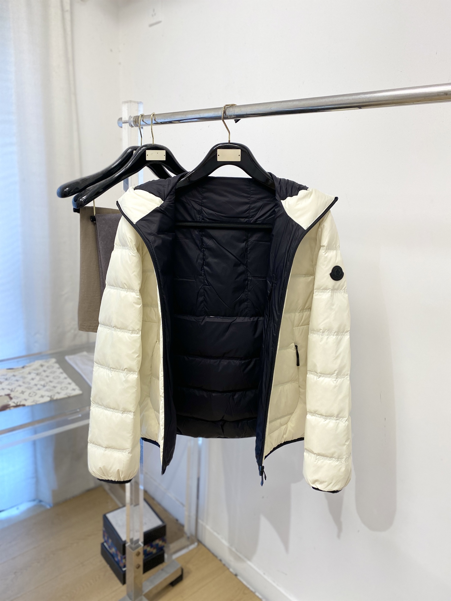 蒙*、2026最新款男士羽绒服、面料柔软舒适 ．上身版型超赞 ．拉链．辅料都是客供 、进口面料，轻便舒适，保暖有型、简单