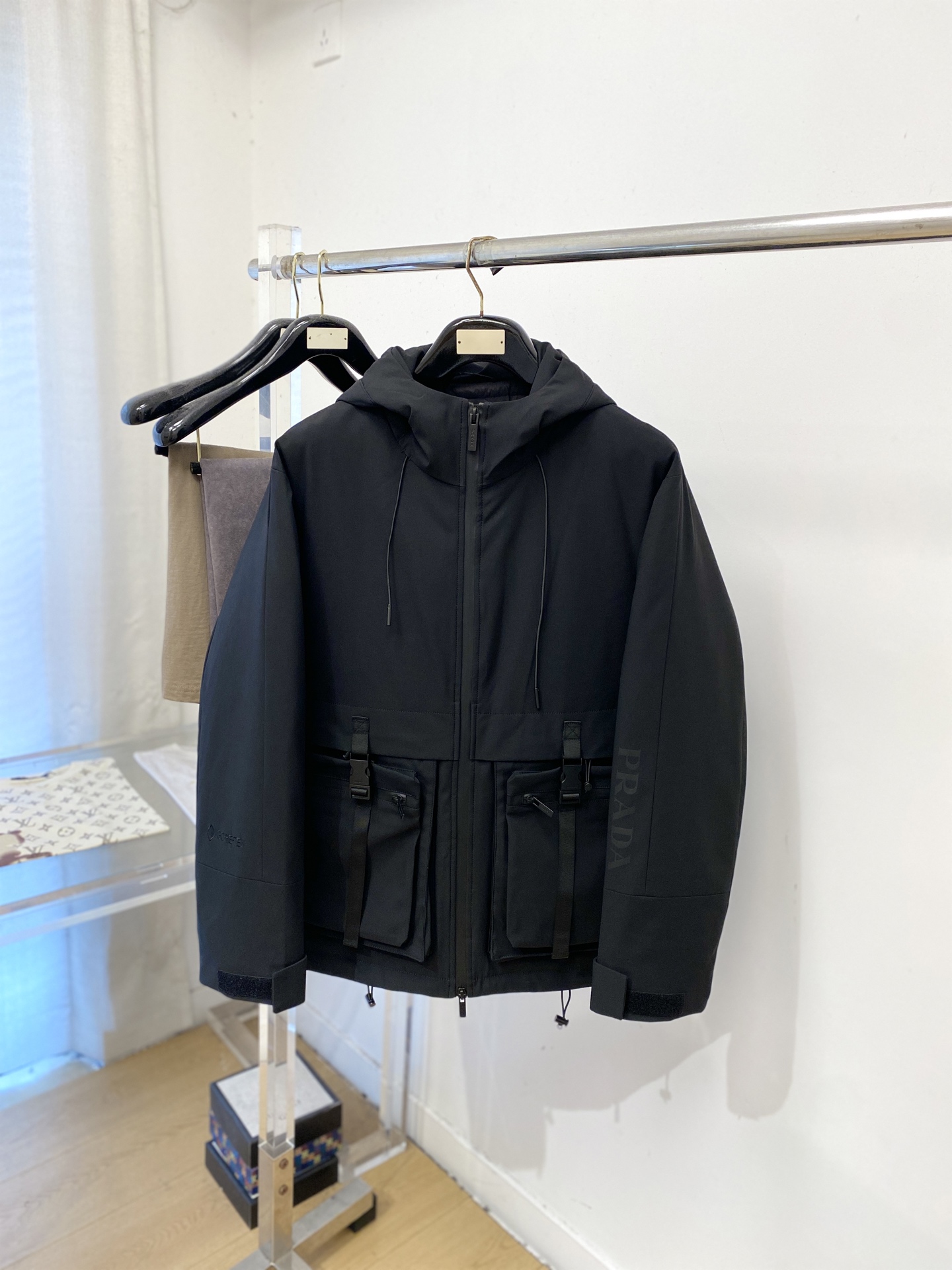普*、2026最新款男士羽绒服、面料柔软舒适 ．上身版型超赞 ．拉链．辅料都是客供 、进口面料，轻便舒适，保暖有型、简单