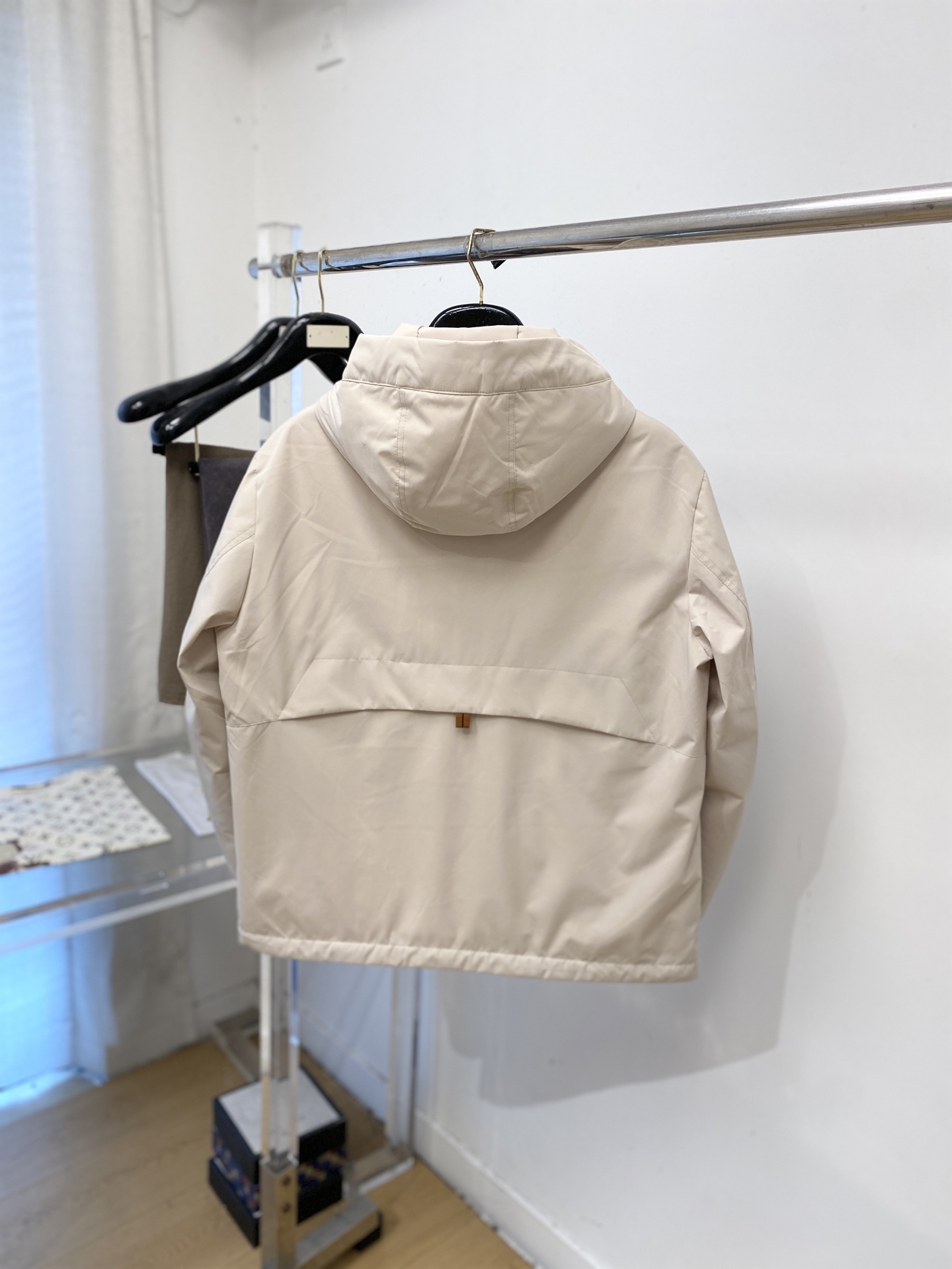 杰*、2026最新款男士羽绒服、面料柔软舒适 ．上身版型超赞 ．拉链．辅料都是客供 、进口面料，轻便舒适，保暖有型、简单