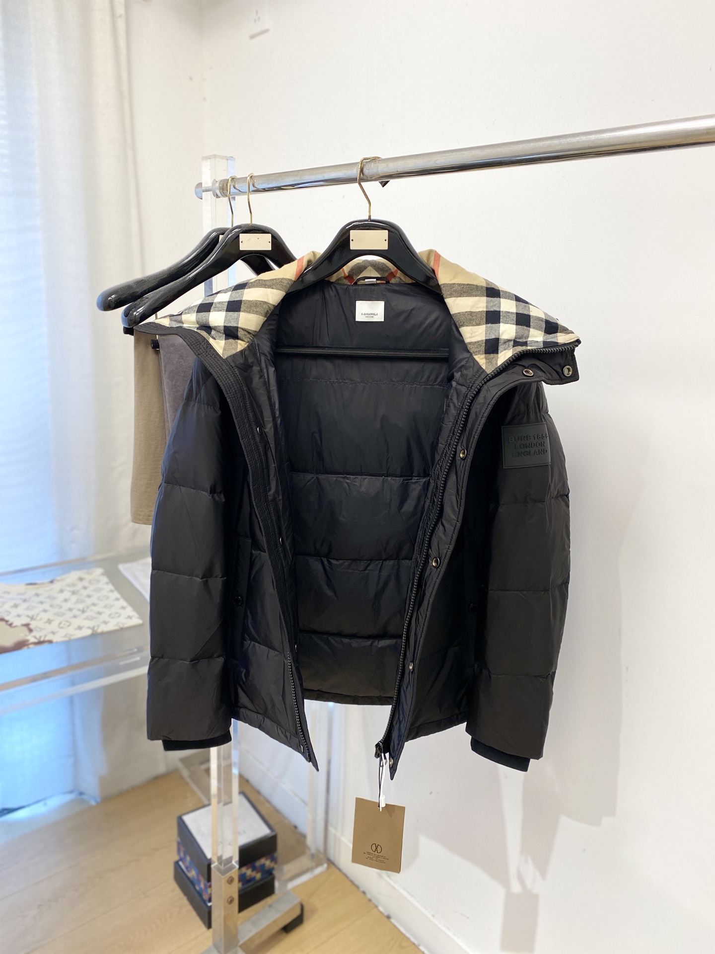 巴*、2026最新款男士羽绒服、面料柔软舒适 ．上身版型超赞 ．拉链．辅料都是客供 、进口面料，轻便舒适，保暖有型、简单