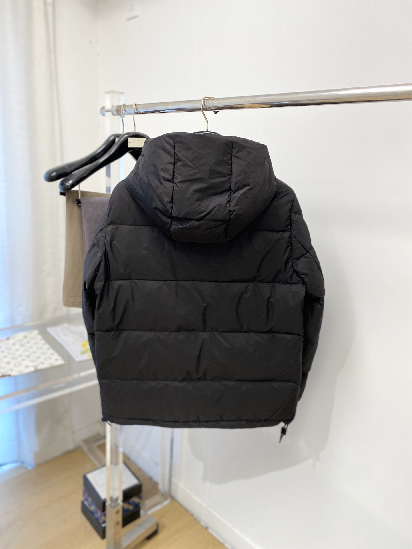 巴*、2026最新款男士羽绒服、面料柔软舒适 ．上身版型超赞 ．拉链．辅料都是客供 、进口面料，轻便舒适，保暖有型、简单