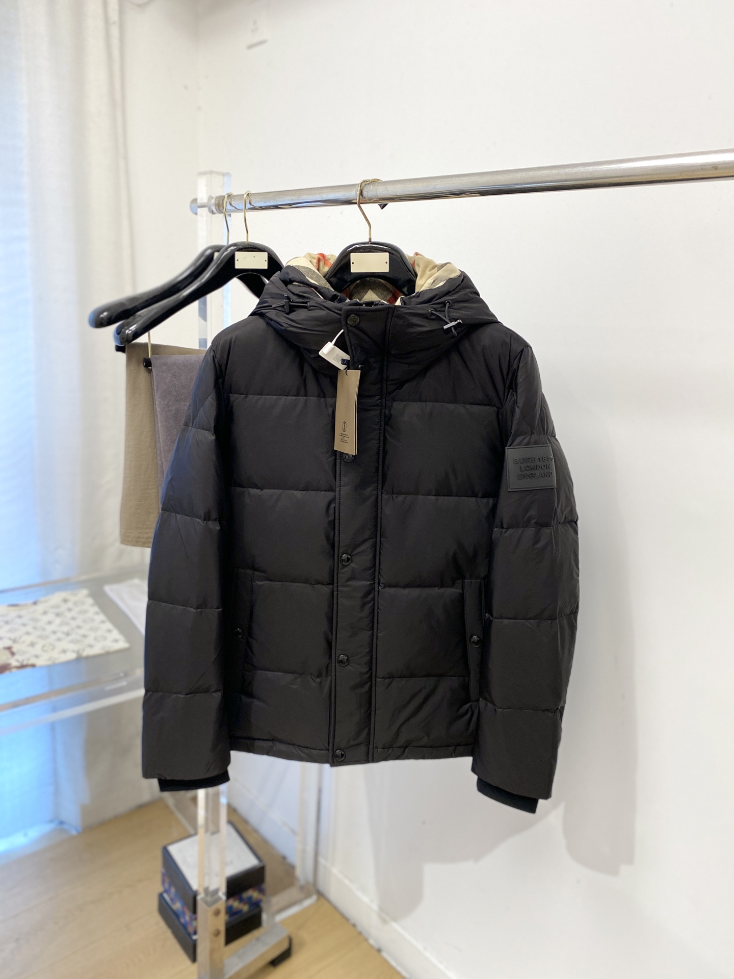 巴*、2026最新款男士羽绒服、面料柔软舒适 ．上身版型超赞 ．拉链．辅料都是客供 、进口面料，轻便舒适，保暖有型、简单
