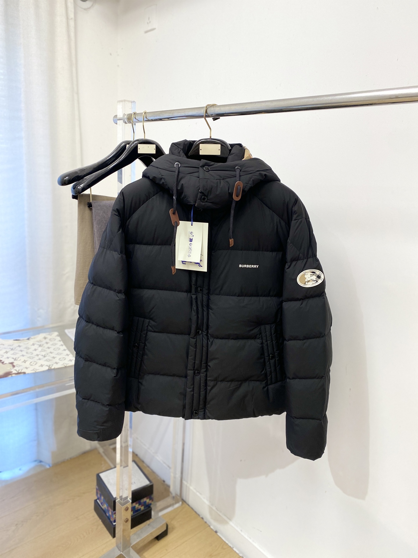 ￼ 巴*、2026最新款男士羽绒服、面料柔软舒适 ．上身版型超赞 ．拉链．辅料都是客供 、进口面料，轻便舒适，保暖有型、
