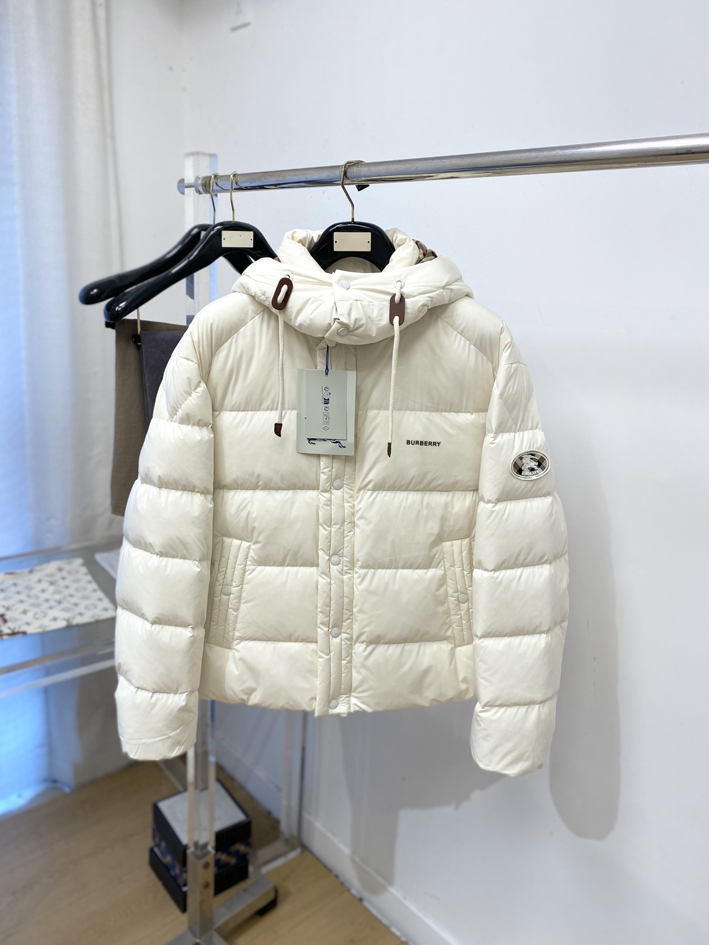 ￼ 巴*、2026最新款男士羽绒服、面料柔软舒适 ．上身版型超赞 ．拉链．辅料都是客供 、进口面料，轻便舒适，保暖有型、