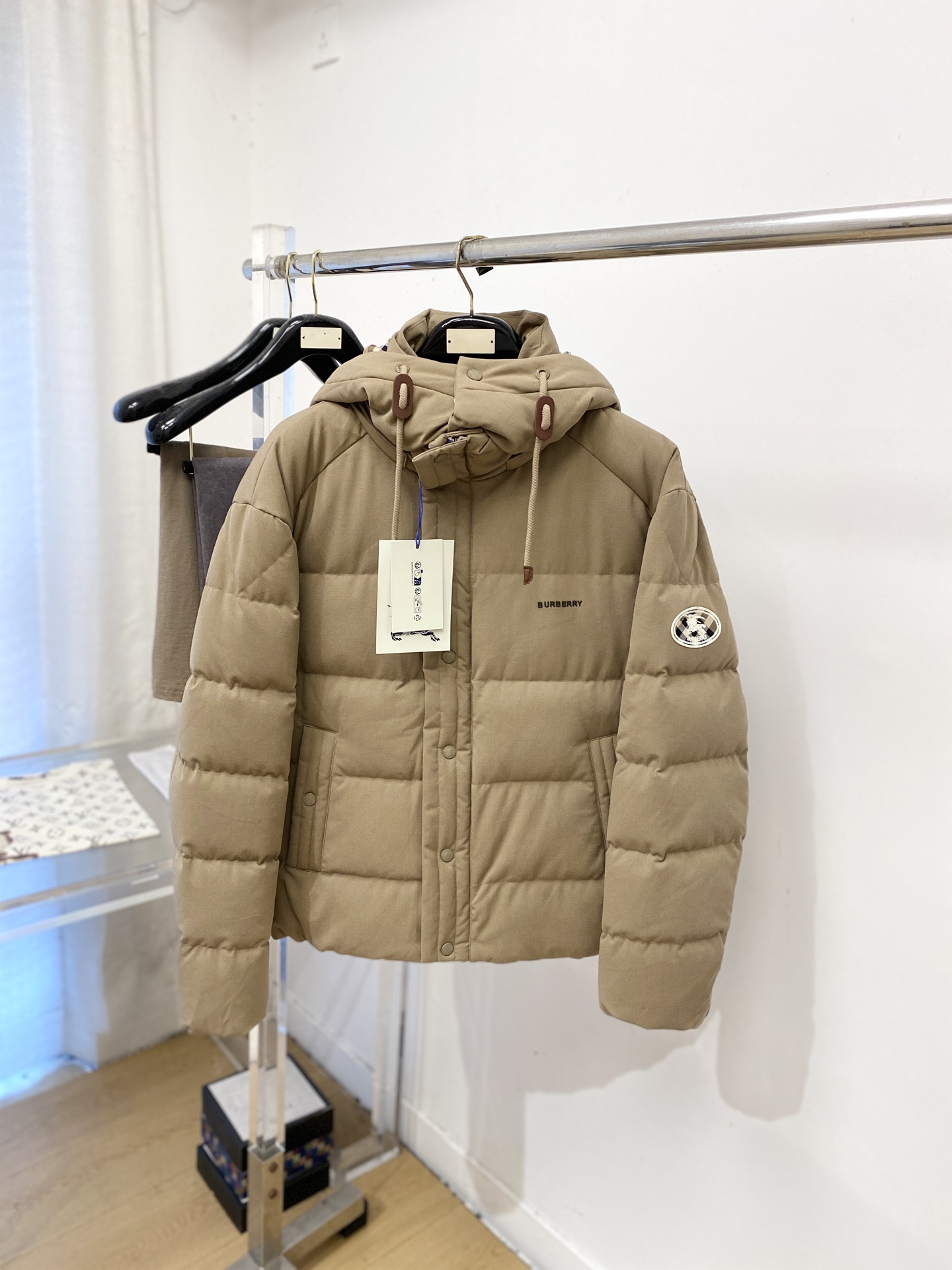 ￼ 巴*、2026最新款男士羽绒服、面料柔软舒适 ．上身版型超赞 ．拉链．辅料都是客供 、进口面料，轻便舒适，保暖有型、