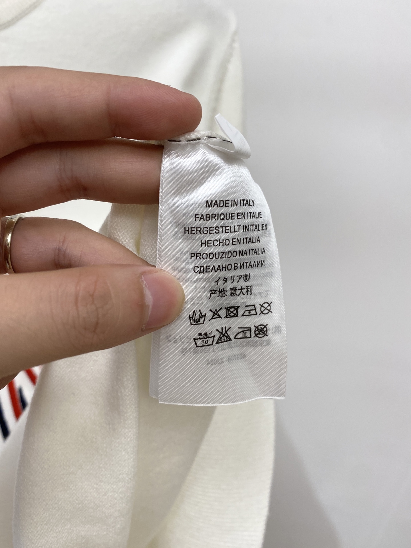 蒙*、2026新品羊毛衣 具有手感细腻柔软，可直接与肌肤接触，让暖心的纱线变化出细腻的质感，顶级工艺极具特色出彩，款式简