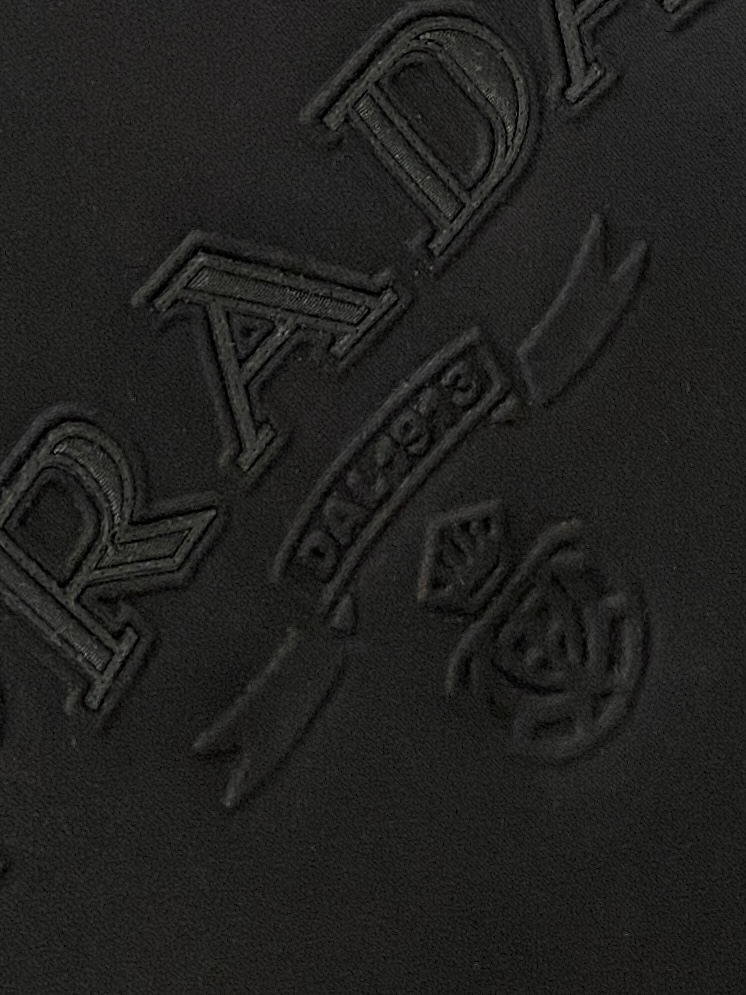 普*、2026最新款短袖打底，帅气时尚，胸前凹凸精致刺绣字母logo，简约百搭款。面料棉 不仅挺括，保持潮流的廓形，又穿