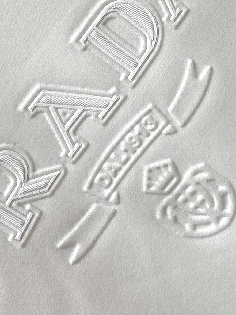 普*、2026最新款短袖打底，帅气时尚，胸前凹凸精致刺绣字母logo，简约百搭款。面料棉 不仅挺括，保持潮流的廓形，又穿