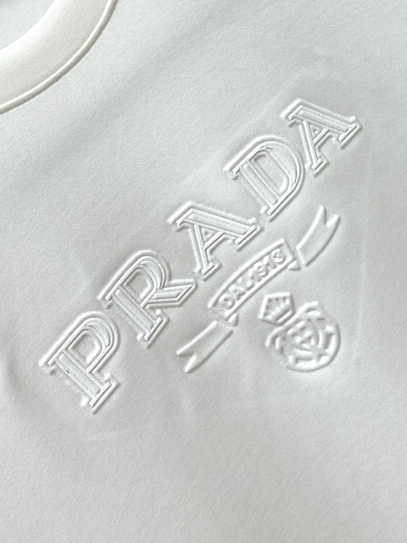 普*、2026最新款短袖打底，帅气时尚，胸前凹凸精致刺绣字母logo，简约百搭款。面料棉 不仅挺括，保持潮流的廓形，又穿