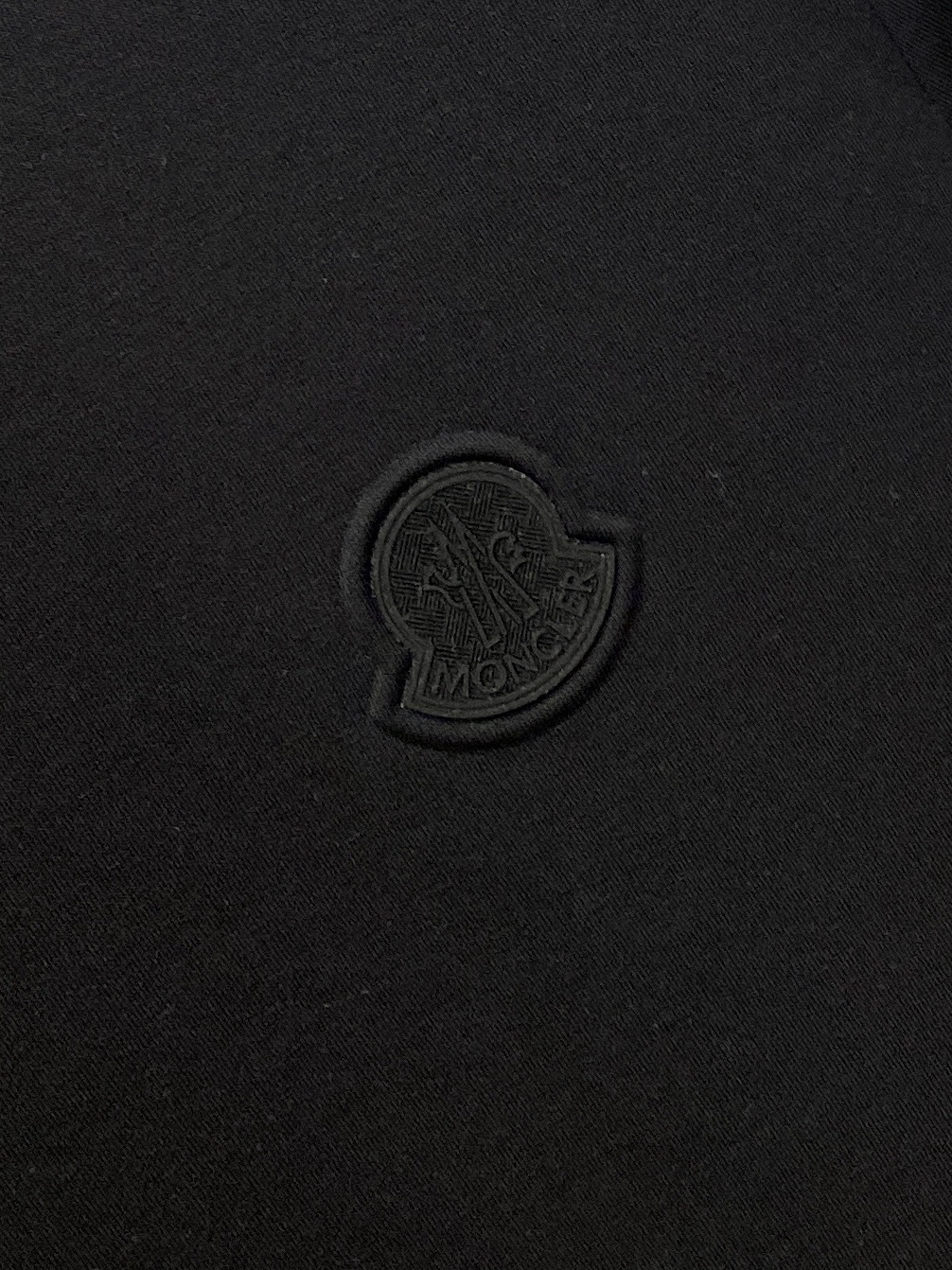 蒙*、2026最新款短袖打底,帅气时尚,胸前凹凸刺绣图案logo,简约百搭款。面料棉 不仅挺括,保持潮流的廓形,又穿着舒 蒙*、2026最新款短袖打底,帅气时尚,胸前凹凸刺绣图案logo,简约百搭款。面料棉 不仅挺括,保持潮流的廓形,又穿着舒