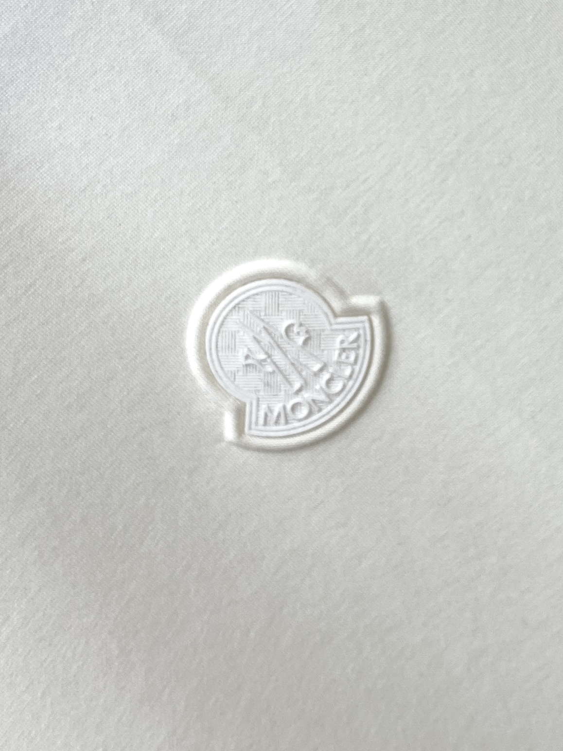 蒙*、2026最新款短袖打底,帅气时尚,胸前凹凸刺绣图案logo,简约百搭款。面料棉 不仅挺括,保持潮流的廓形,又穿着舒 蒙*、2026最新款短袖打底,帅气时尚,胸前凹凸刺绣图案logo,简约百搭款。面料棉 不仅挺括,保持潮流的廓形,又穿着舒