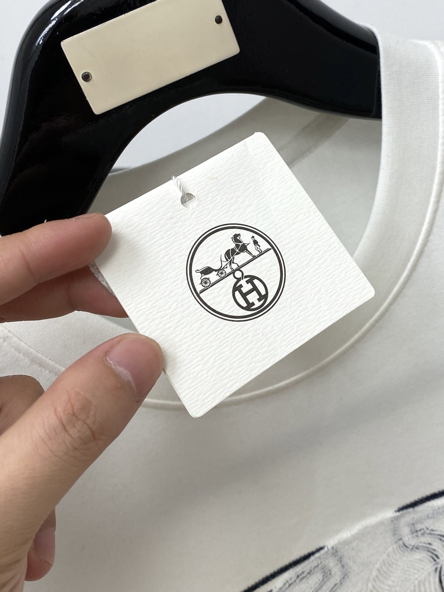 爱*、2026最新款短袖打底，帅气时尚，胸前精致刺绣图案字母logo，简约百搭款。面料棉 不仅挺括，保持潮流的廓形，又穿