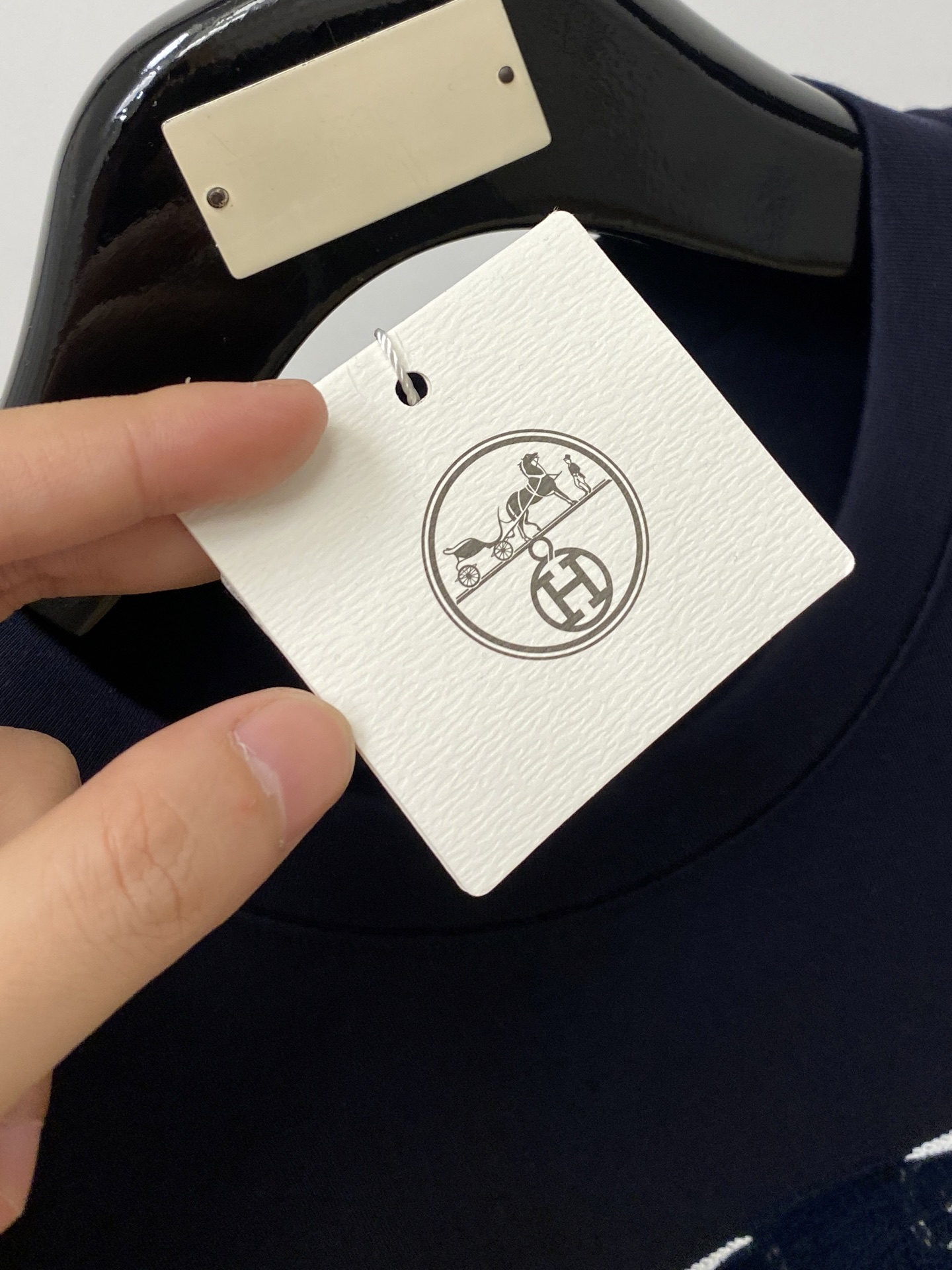 爱*、2026最新款短袖打底，帅气时尚，胸前精致刺绣图案字母logo，简约百搭款。面料棉 不仅挺括，保持潮流的廓形，又穿