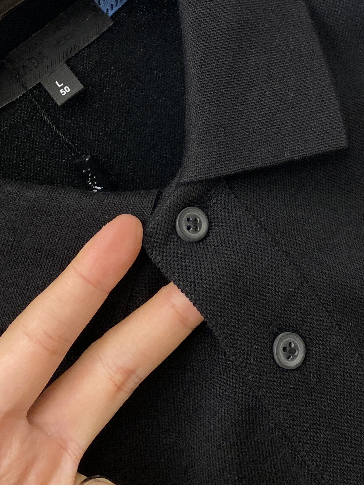 普*、2026新品长袖，时尚帅气，简约百搭款，胸前五金装饰三角标logo，定制原版面料，不仅挺括，保持潮流的廓形，又穿着