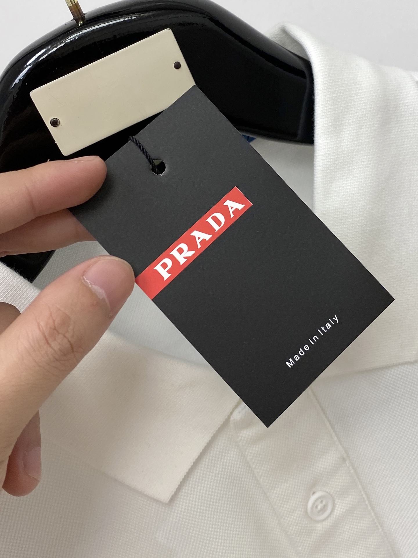 普*、2026新品长袖,时尚帅气,简约百搭款,胸前五金装饰三角标logo,定制原版面料,不仅挺括,保持潮流的廓形,又穿着 普*、2026新品长袖,时尚帅气,简约百搭款,胸前五金装饰三角标logo,定制原版面料,不仅挺括,保持潮流的廓形,又穿着