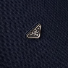普*、2026新品长袖,时尚帅气,简约百搭款,胸前五金装饰三角标logo,定制原版面料,不仅挺括,保持潮流的廓形,又穿着 普*、2026新品长袖,时尚帅气,简约百搭款,胸前五金装饰三角标logo,定制原版面料,不仅挺括,保持潮流的廓形,又穿着