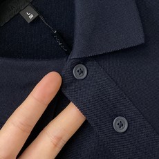 普*、2026新品长袖,时尚帅气,简约百搭款,胸前五金装饰三角标logo,定制原版面料,不仅挺括,保持潮流的廓形,又穿着 普*、2026新品长袖,时尚帅气,简约百搭款,胸前五金装饰三角标logo,定制原版面料,不仅挺括,保持潮流的廓形,又穿着