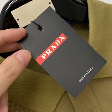 普*、2026新品长袖,时尚帅气,简约百搭款,胸前五金装饰三角标logo,定制原版面料,不仅挺括,保持潮流的廓形,又穿着 普*、2026新品长袖,时尚帅气,简约百搭款,胸前五金装饰三角标logo,定制原版面料,不仅挺括,保持潮流的廓形,又穿着
