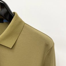 普*、2026新品长袖,时尚帅气,简约百搭款,胸前五金装饰三角标logo,定制原版面料,不仅挺括,保持潮流的廓形,又穿着 普*、2026新品长袖,时尚帅气,简约百搭款,胸前五金装饰三角标logo,定制原版面料,不仅挺括,保持潮流的廓形,又穿着