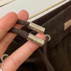 B*、2026最新品,时尚休闲套装,顶级原版面料打造,穿着舒适,吸湿性透气性都非常良好,色牢度超高!无论内搭还是外穿都非 B*、2026最新品,时尚休闲套装,顶级原版面料打造,穿着舒适,吸湿性透气性都非常良好,色牢度超高!无论内搭还是外穿都非