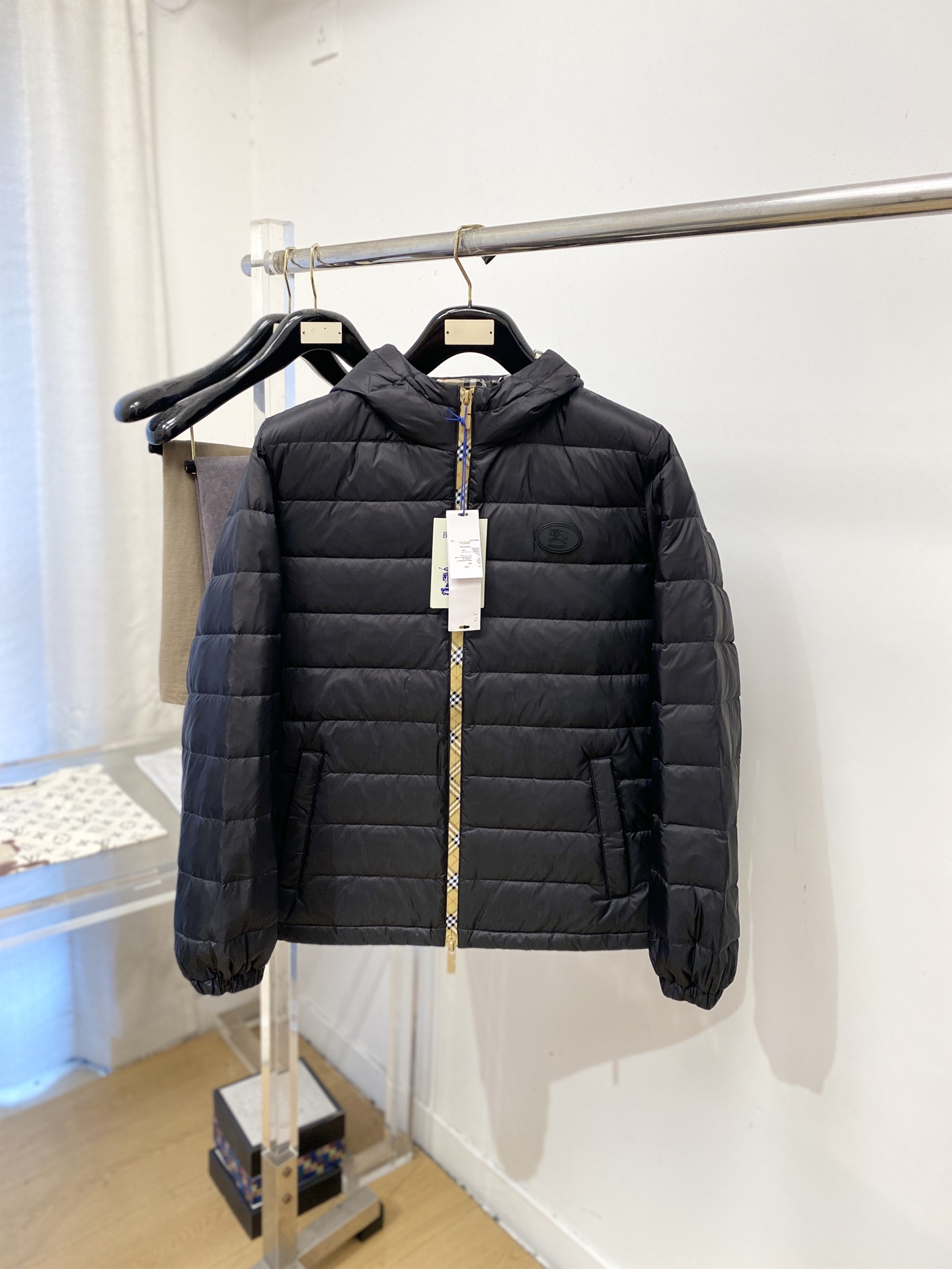 巴*、2026最新款男士羽绒服、面料柔软舒适 ．上身版型超赞 ．拉链．辅料都是客供 、进口面料，轻便舒适，保暖有型、简单