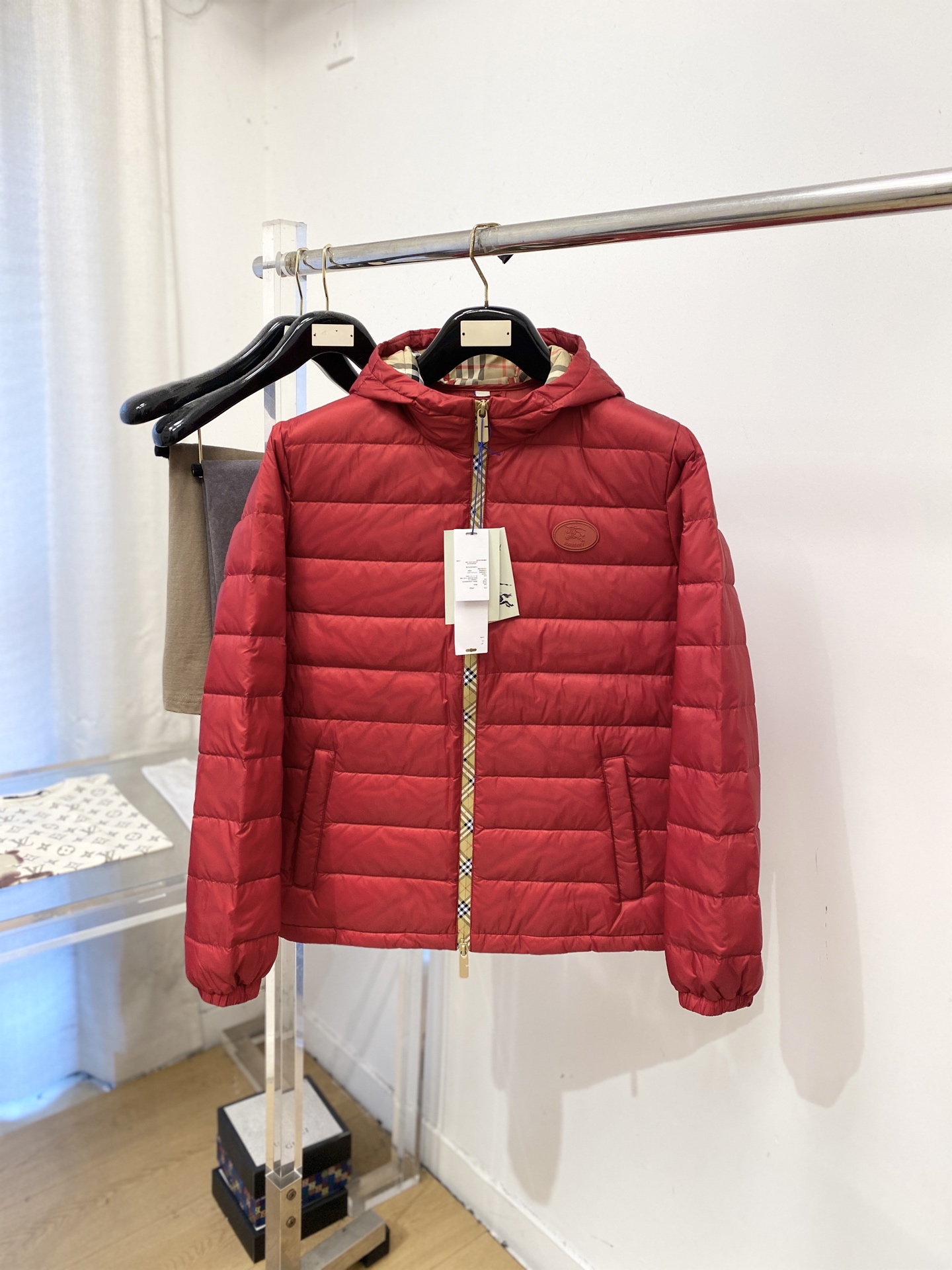 巴*、2026最新款男士羽绒服、面料柔软舒适 ．上身版型超赞 ．拉链．辅料都是客供 、进口面料，轻便舒适，保暖有型、简单